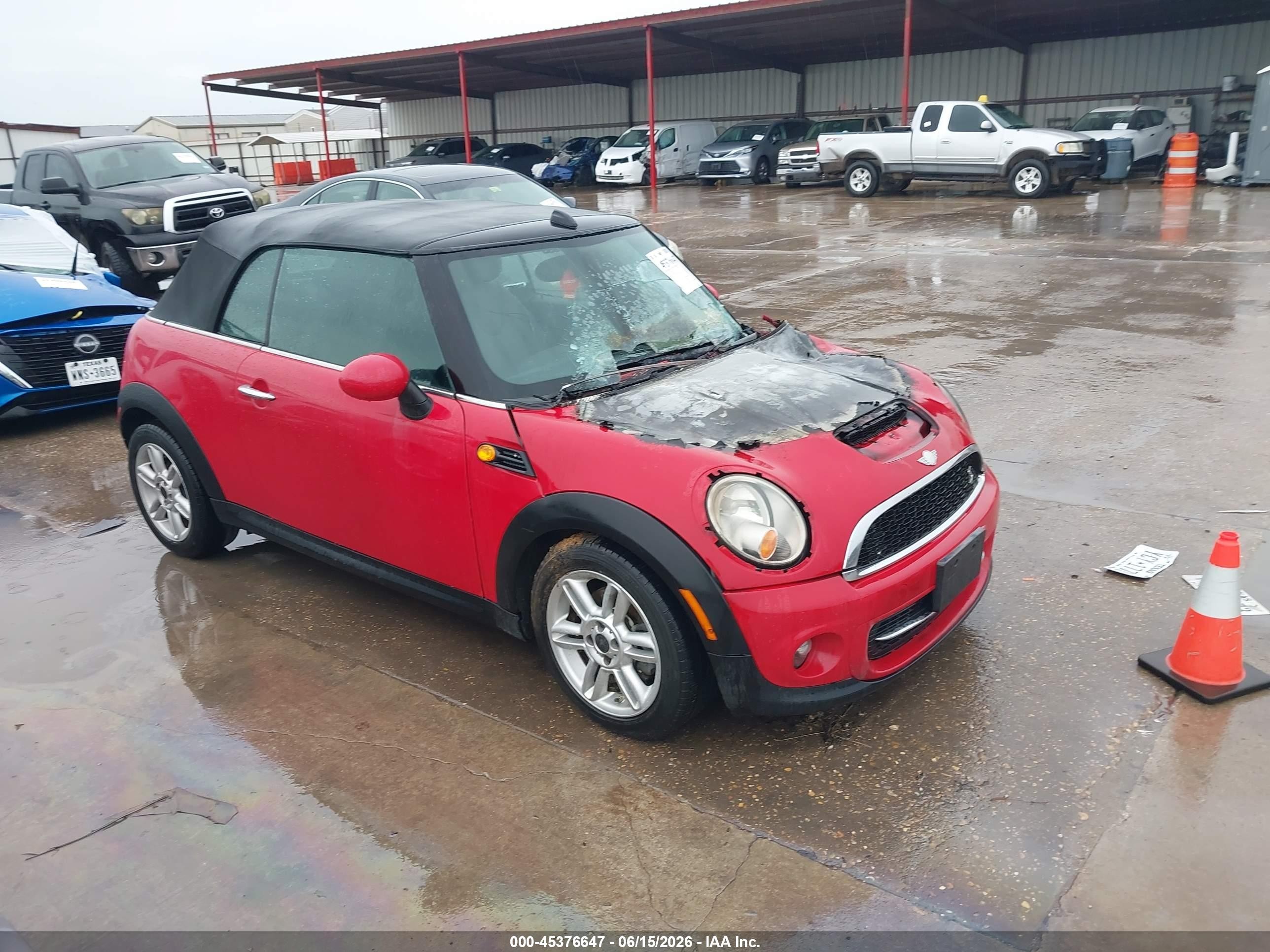 2011 MINI Convertible, VIN WMWZN3C5XBT133140 — Пожар в моторном отсеке