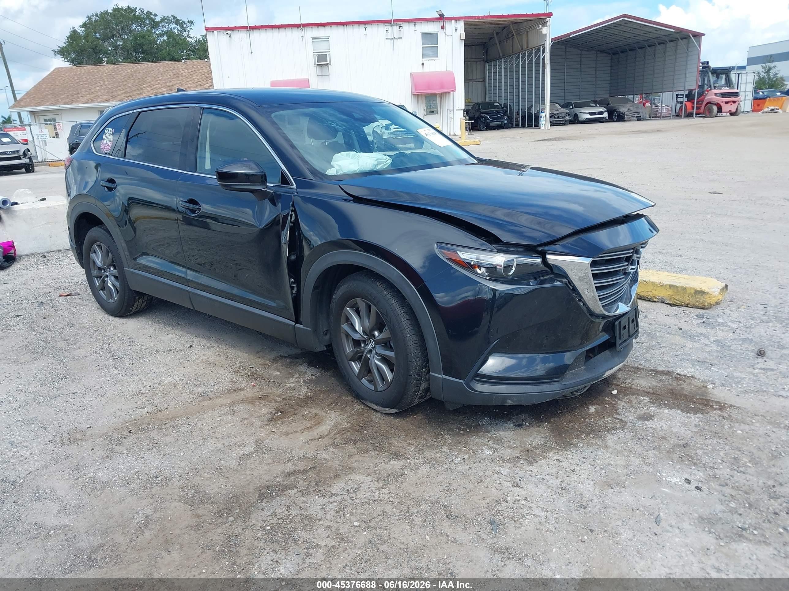 2022 Mazda CX-9 Touring, VIN JM3TCBCYXN0601075 — Перед