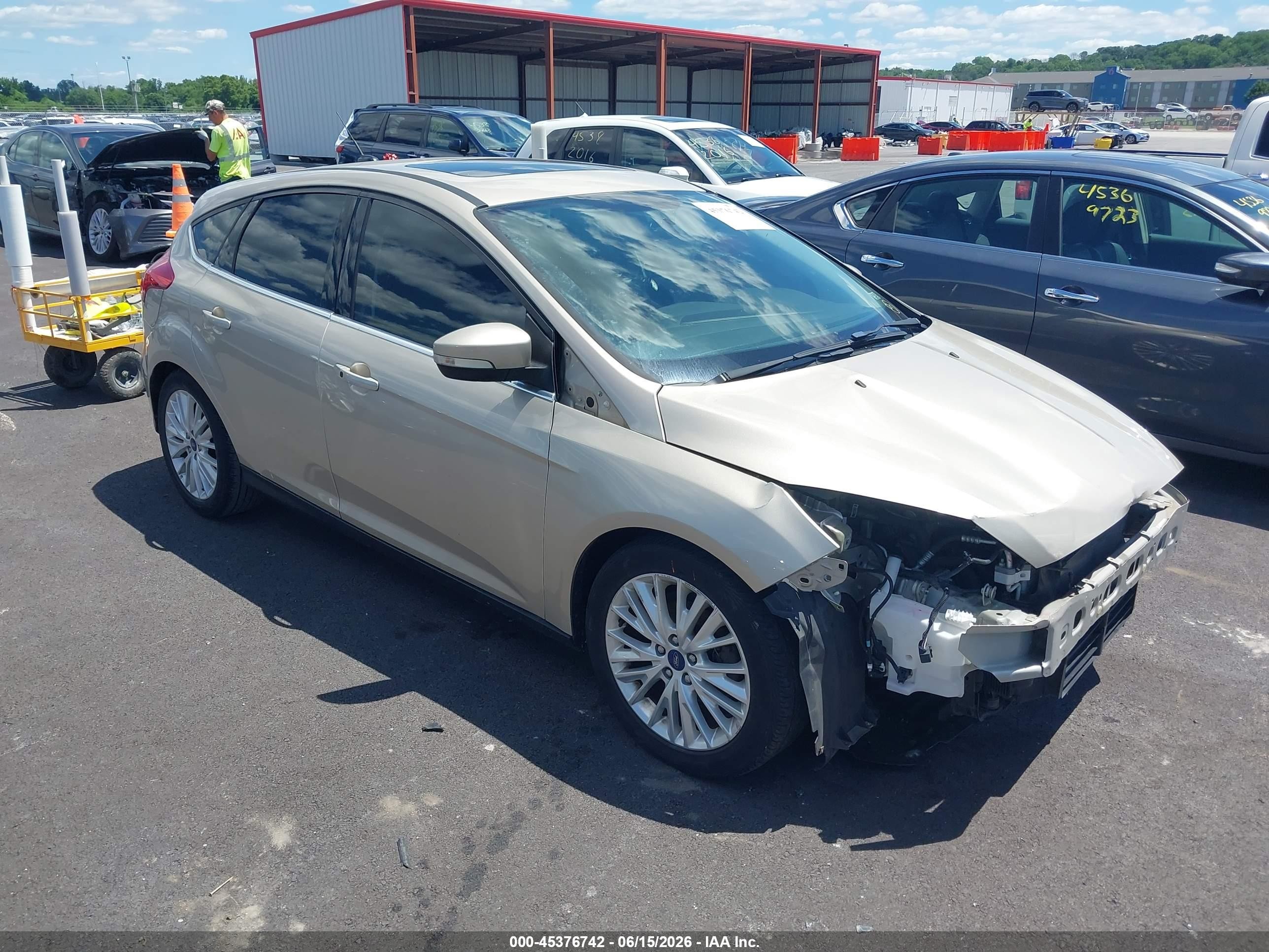 2017 Ford Focus Titanium, VIN 1FADP3N28HL324709 — Front end