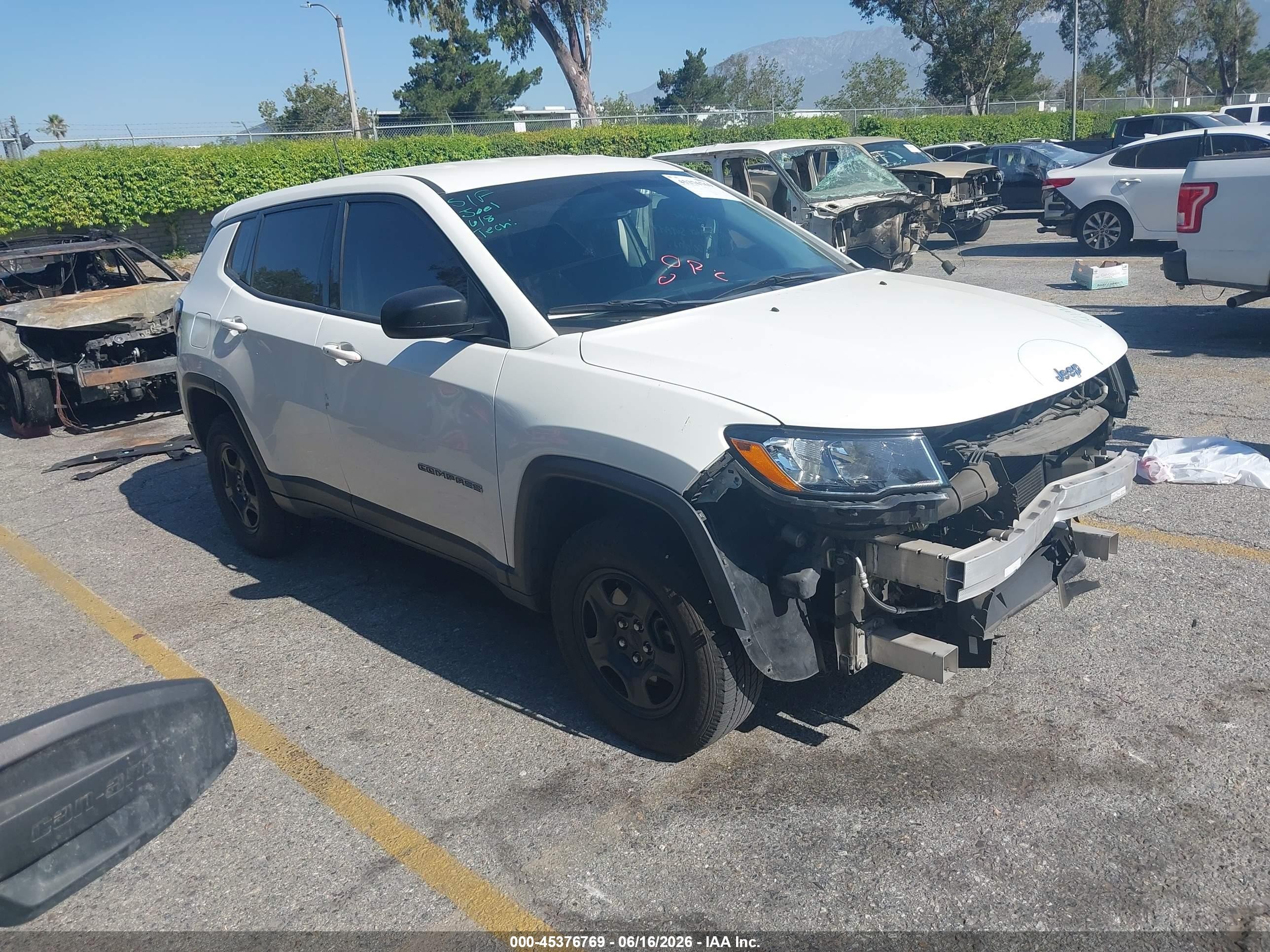 2018 Jeep Compass Sport, VIN 3C4NJCAB1JT471535 — Front end