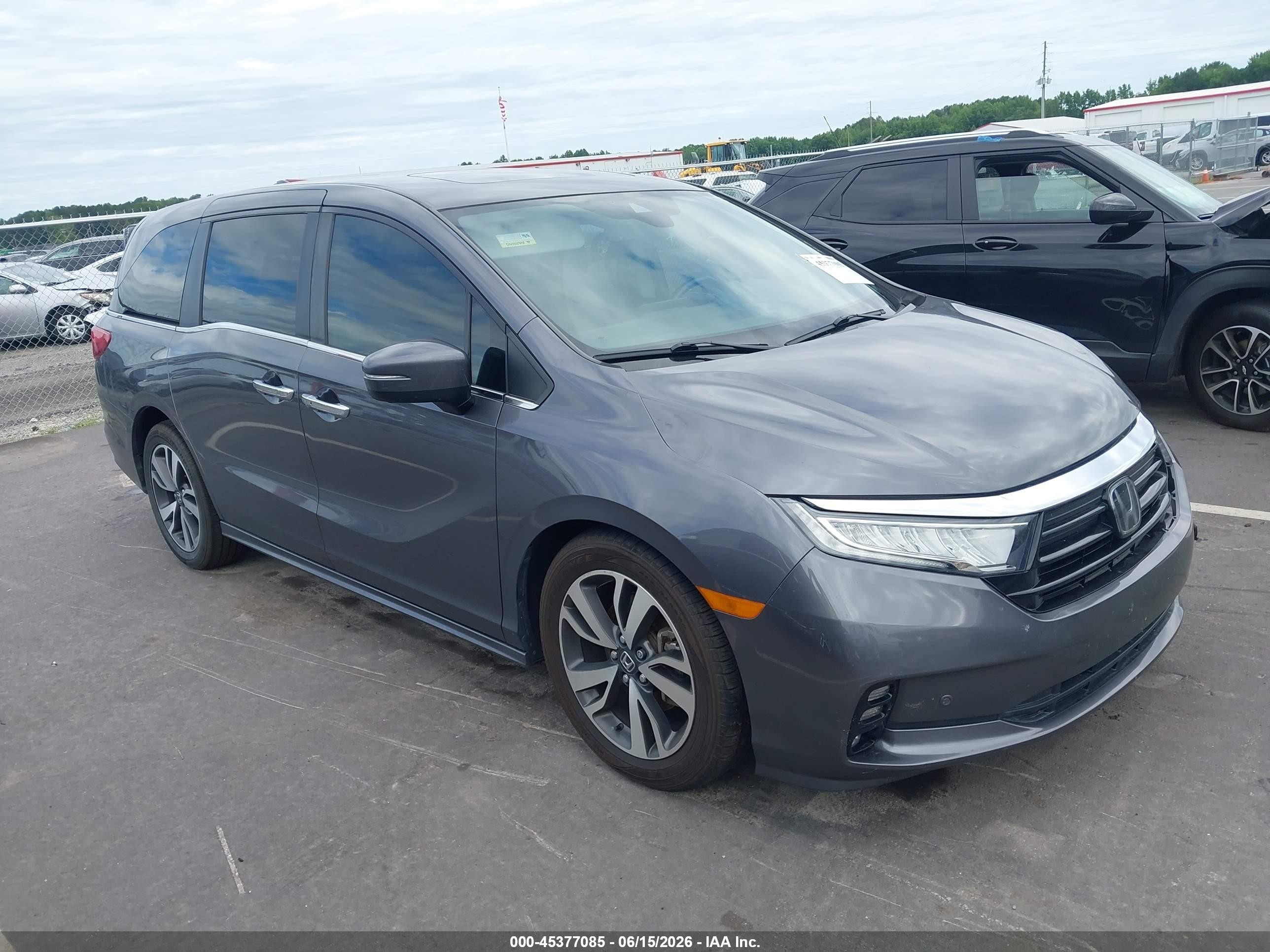 2021 Honda Odyssey Touring, VIN 5FNRL6H88MB039521 — Front end