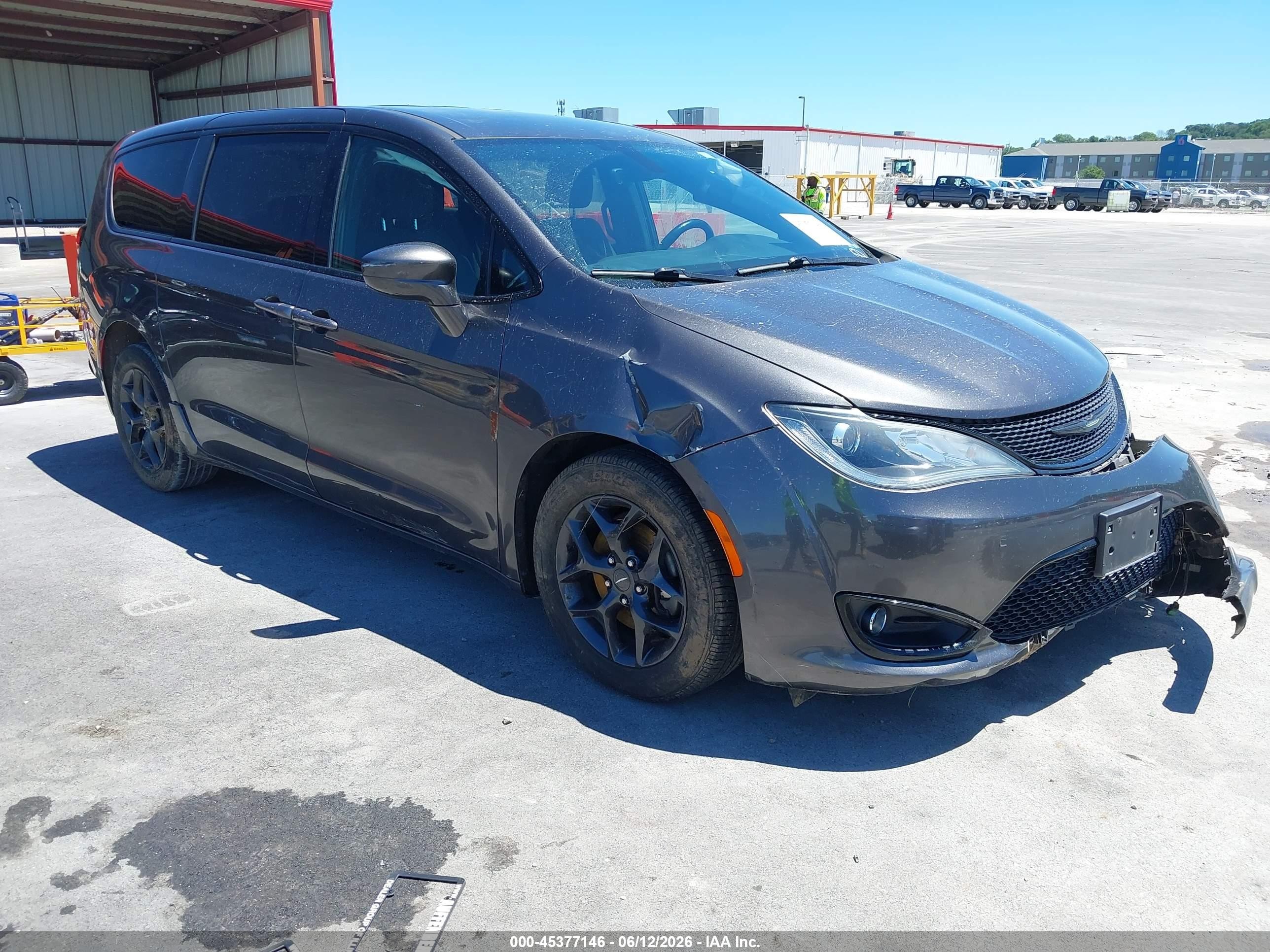2020 Chrysler Pacifica Touring, VIN 2C4RC1FG5LR100422 — Front end