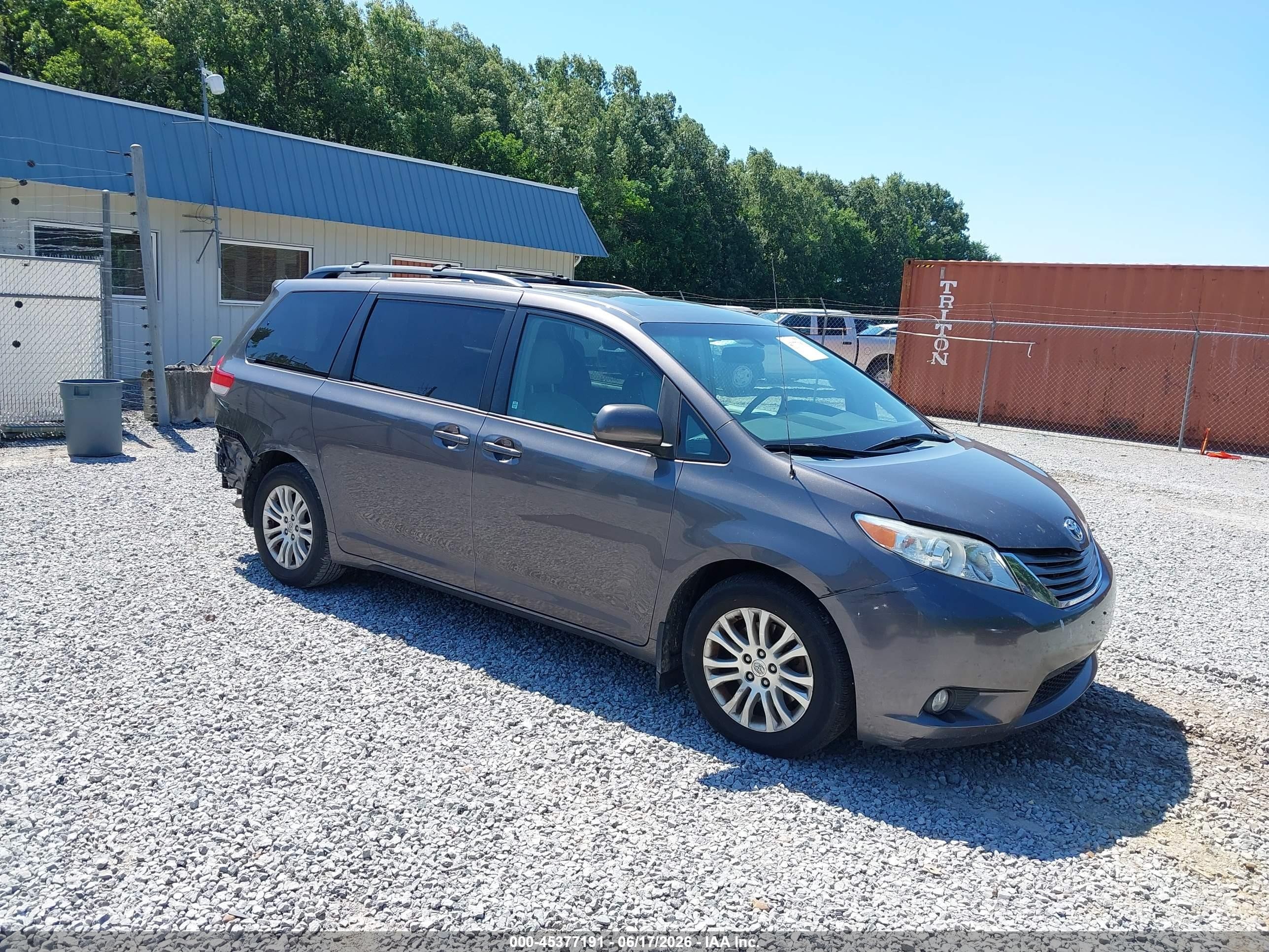 2014 Toyota Sienna XLE, VIN 5TDYK3DC1ES504032 — Rear end