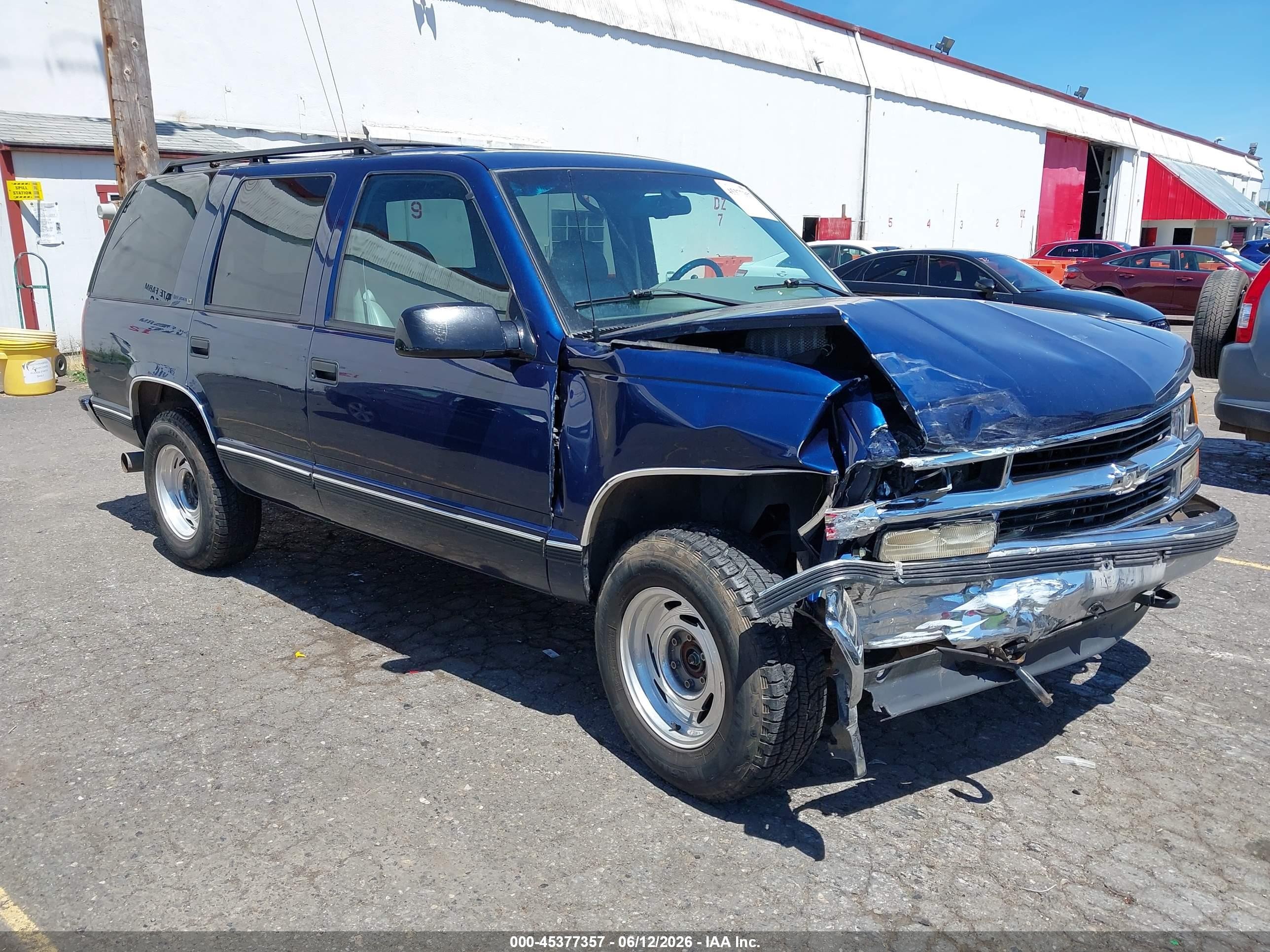 1996 Chevrolet Tahoe, VIN 1GNEK13R8TJ306868 — Front end