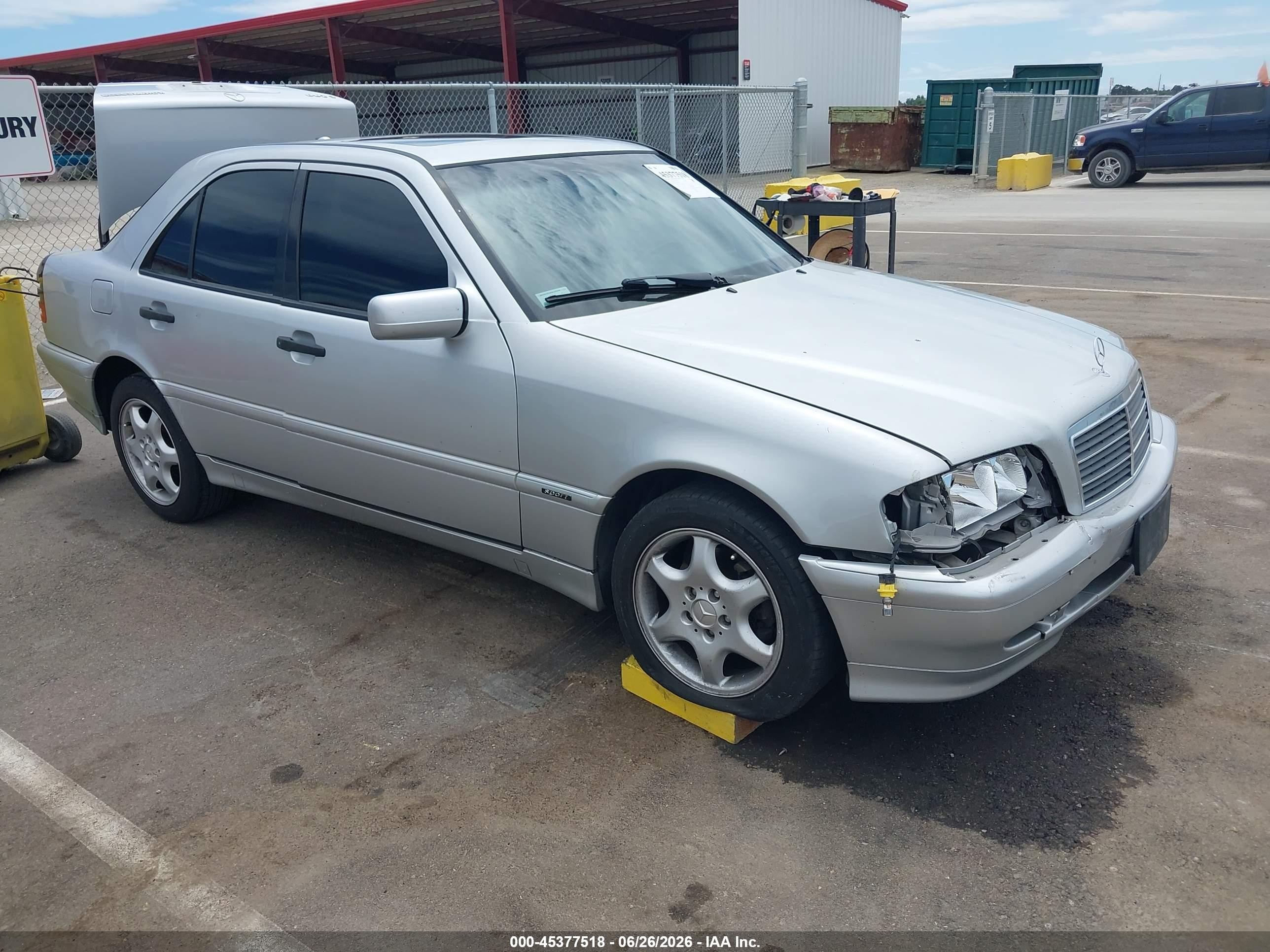 2000 Mercedes-Benz C 230 Kompressor, VIN WDBHA24G4YA836742 — Front end