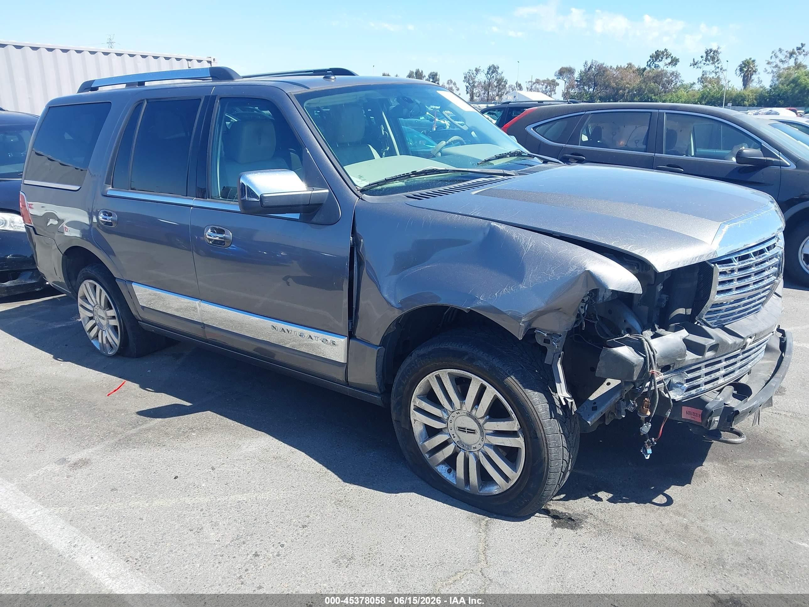 2011 Lincoln Navigator, VIN 5LMJJ2J50BEJ02274 — Front end