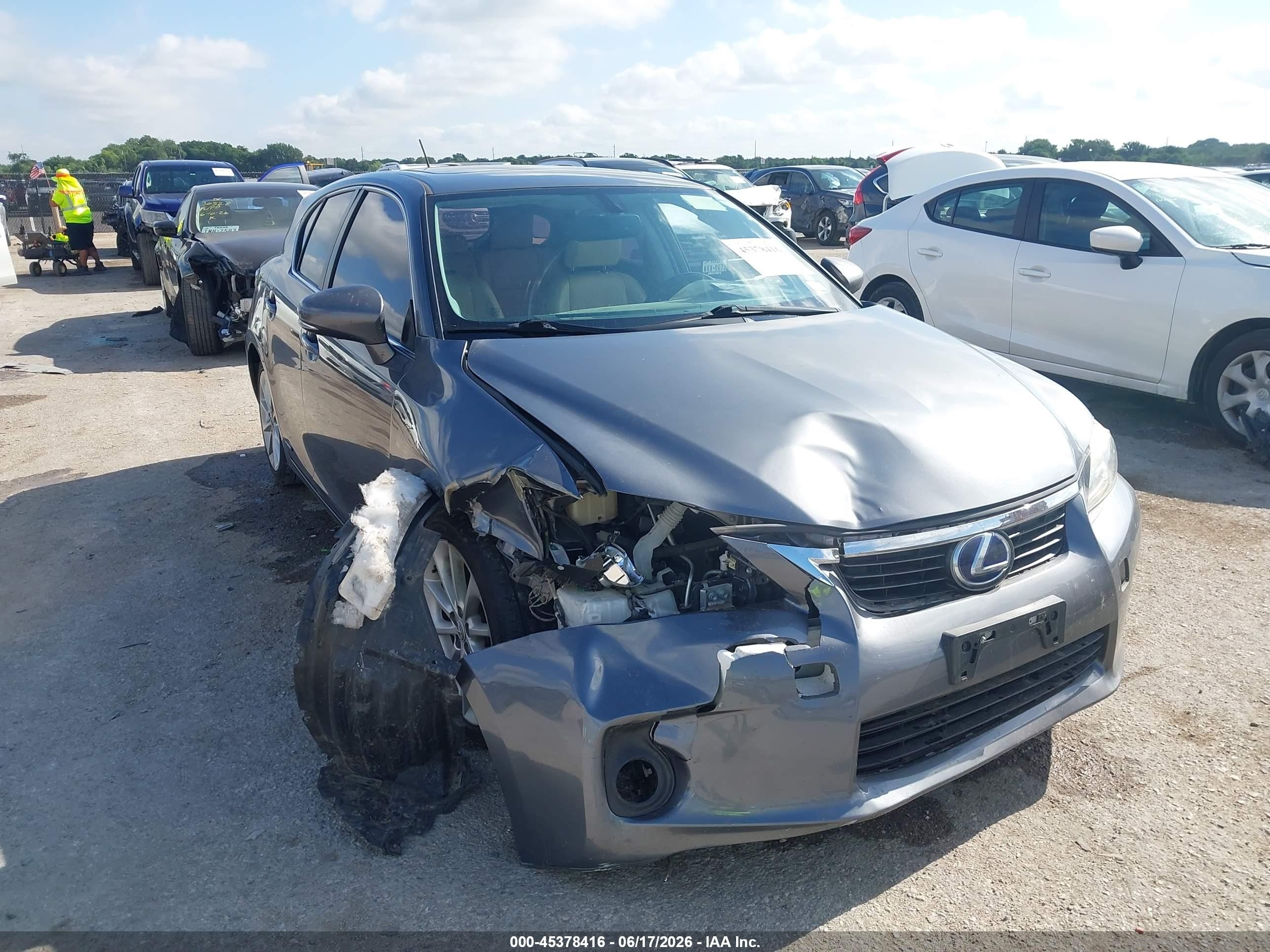 2013 Lexus CT 200h, VIN JTHKD5BH2D2131839 — Перед