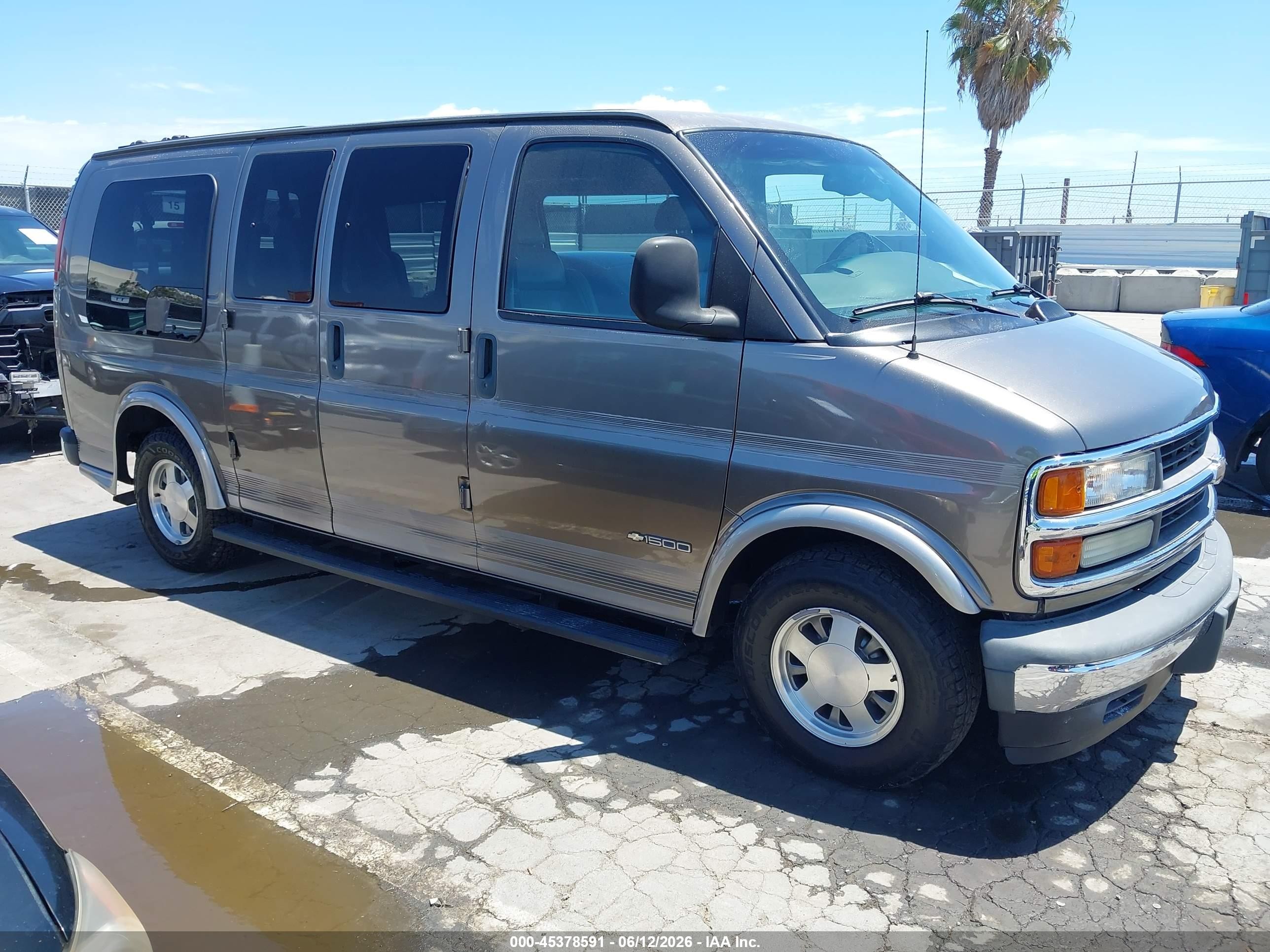 2002 Chevrolet Express, VIN 1GBFG15R021232800 — Front end