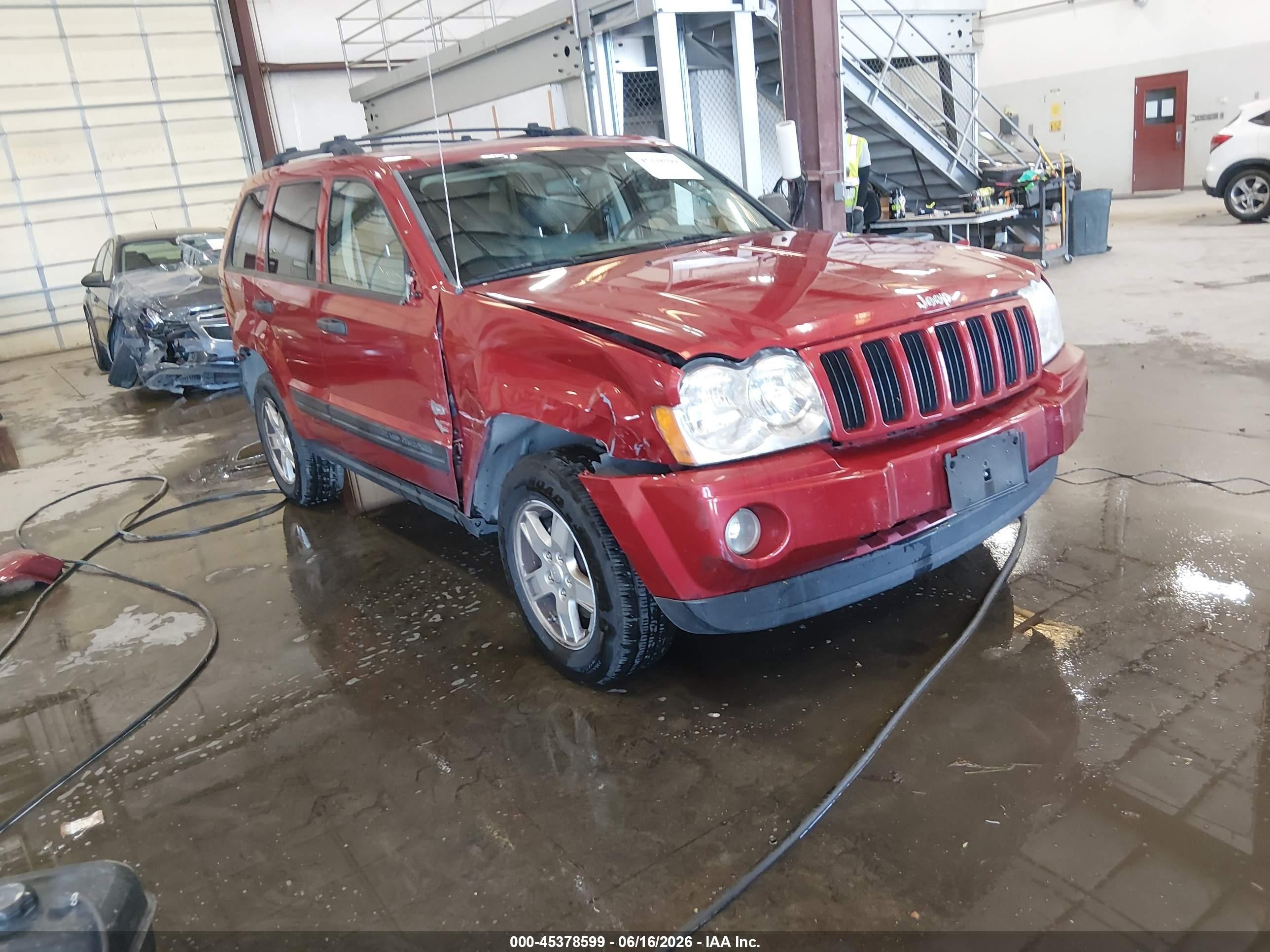 2005 Jeep Grand Cherokee Laredo, VIN 1J4HR48N15C628827 — Rear end