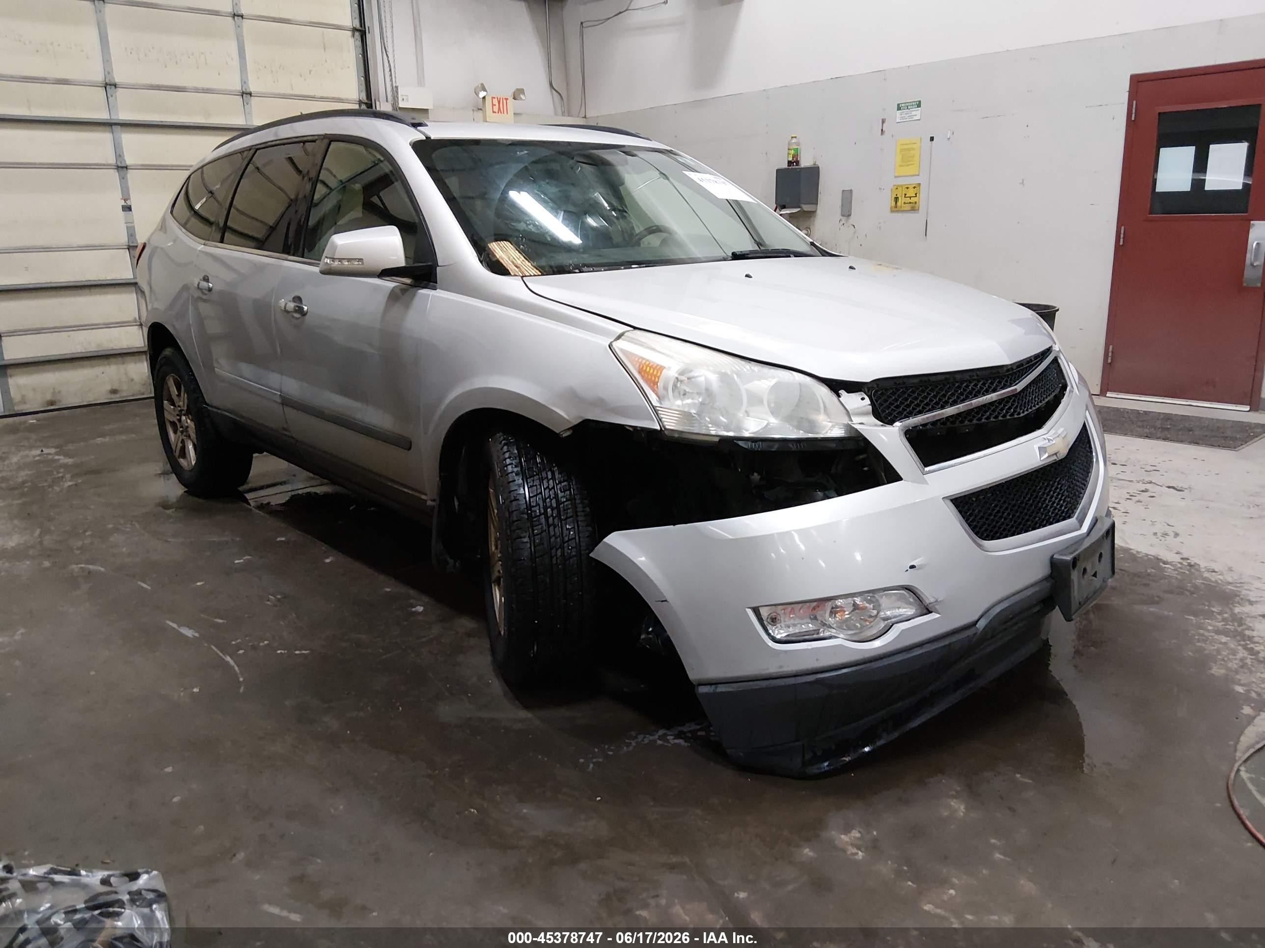 2009 Chevrolet Traverse 2LT, VIN 1GNEV23D19S114647 — Front end