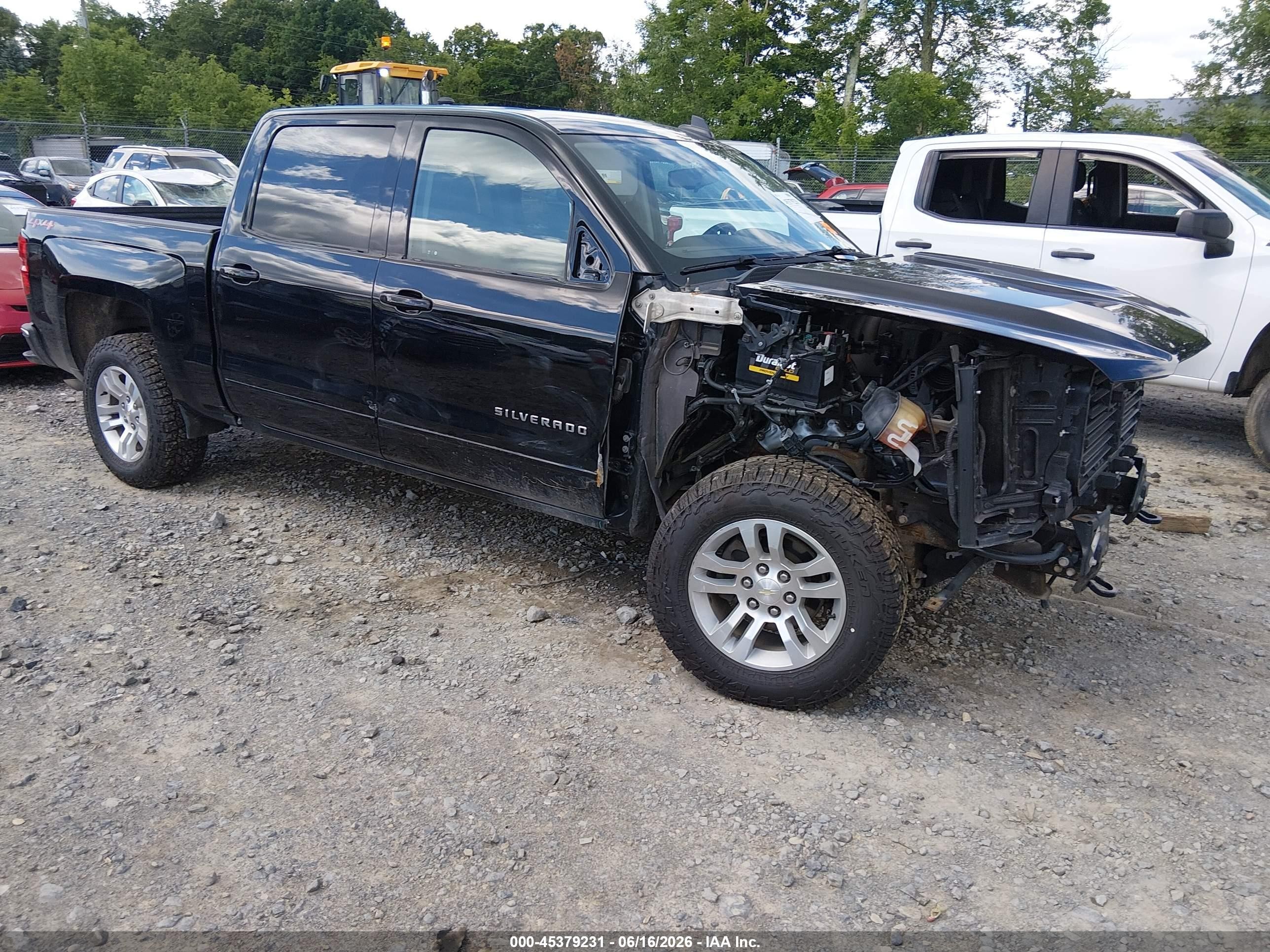 2018 Chevrolet Silverado 1500 LT, VIN 3GCUKREC6JG643937 — Front end