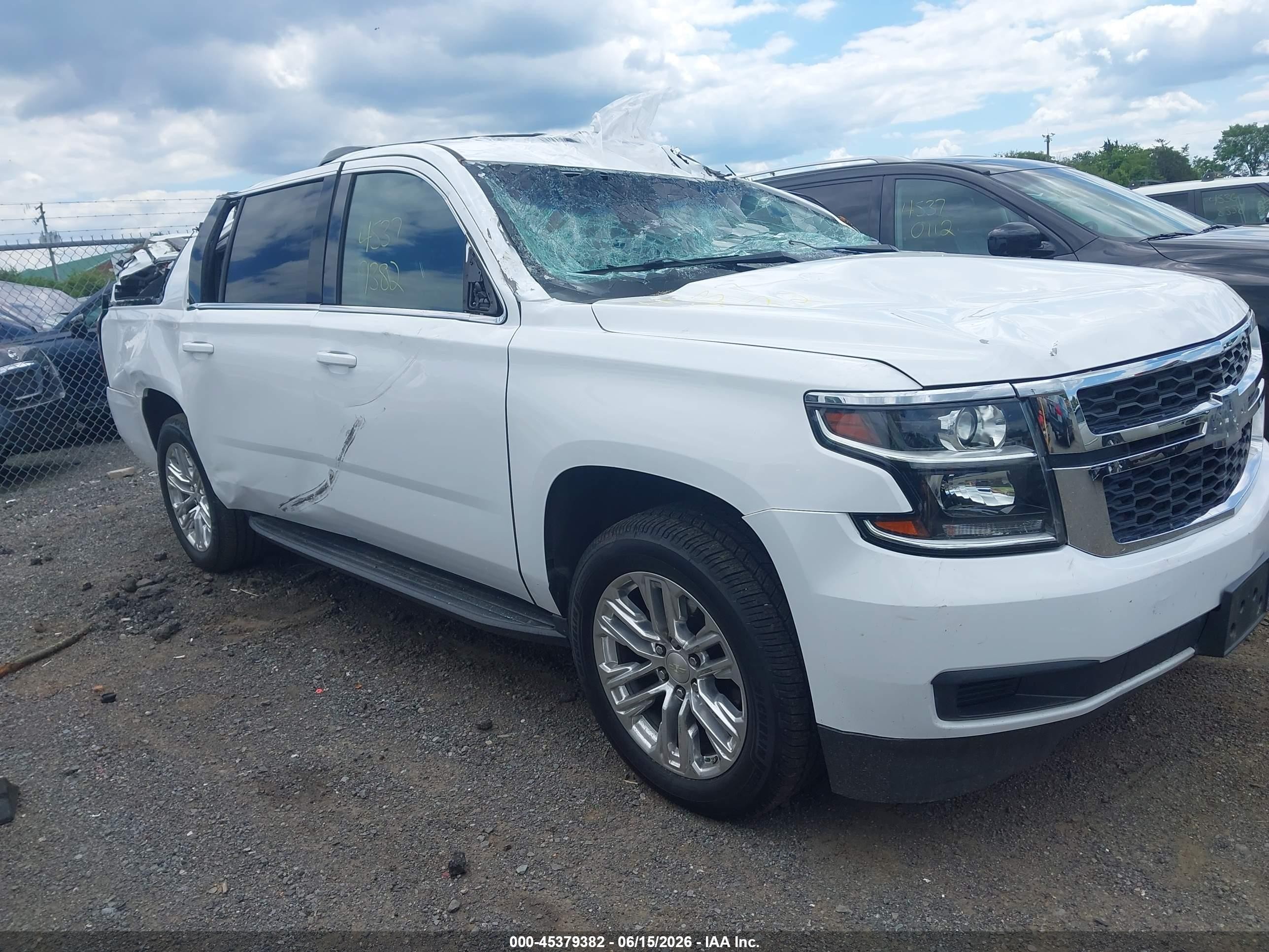 2019 Chevrolet Suburban LT, VIN 1GNSKHKC3KR329984 — Стихия