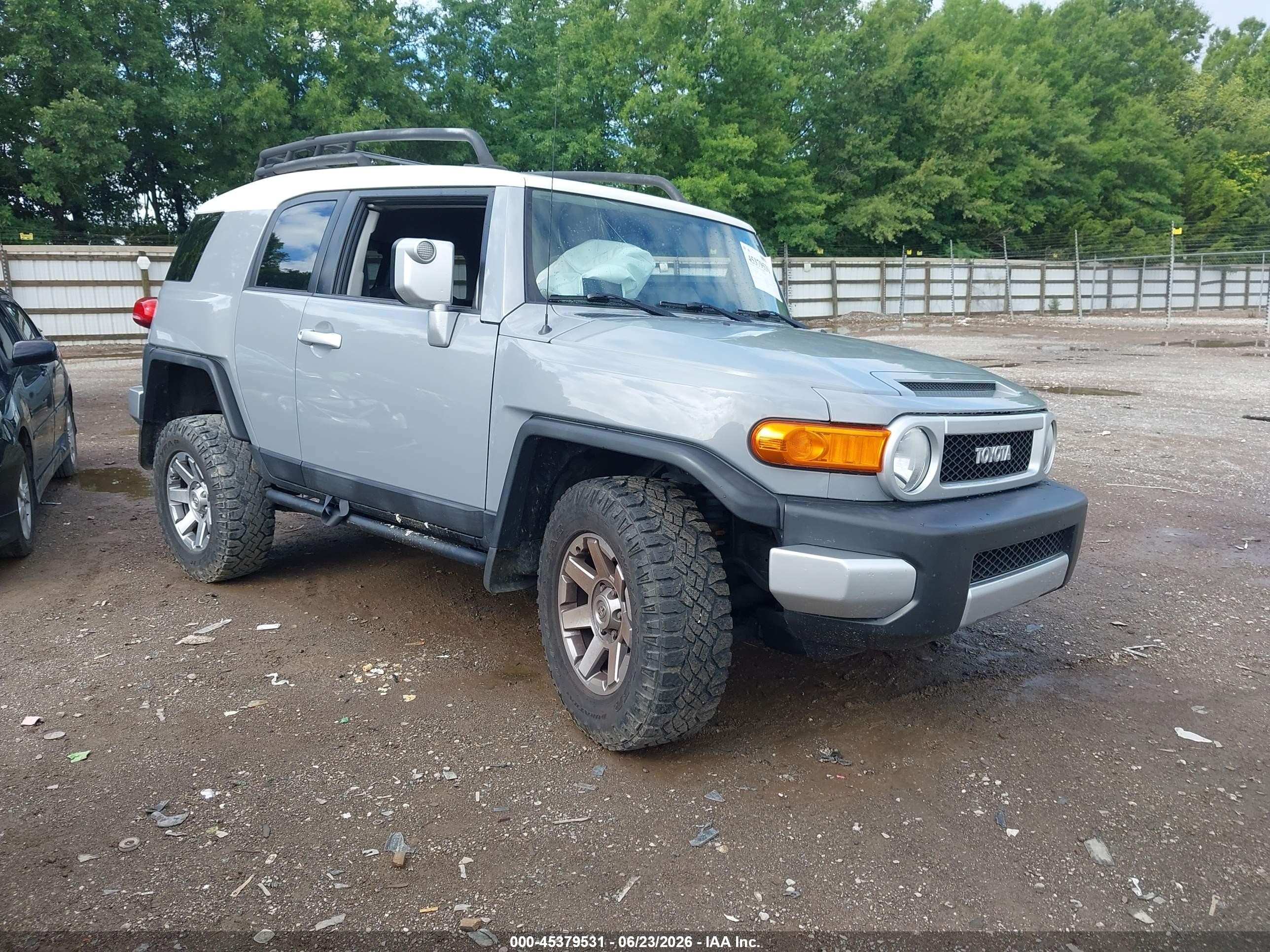 2014 Toyota FJ Cruiser, VIN JTEBU4BF7EK206414 — Side
