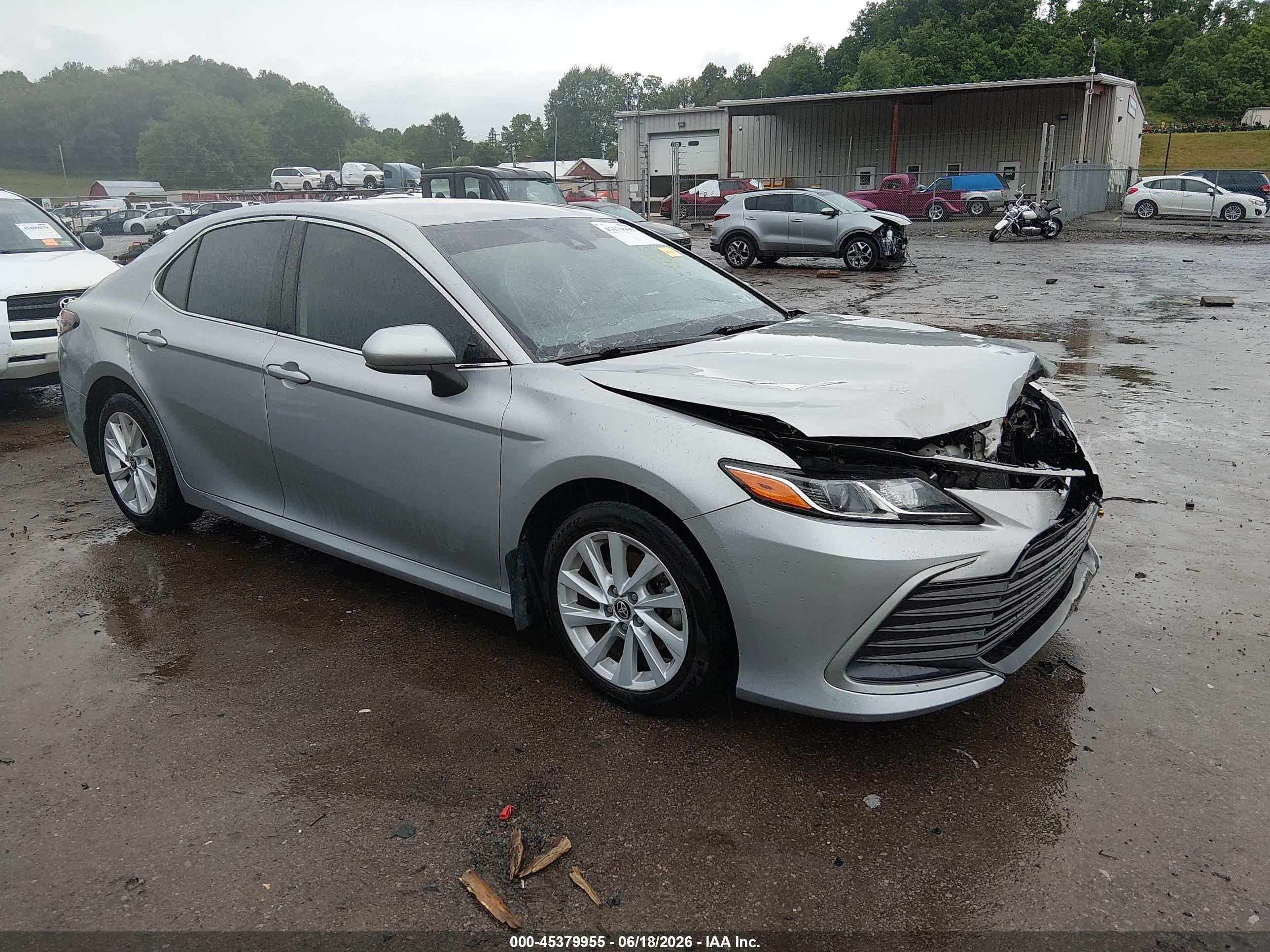 2022 Toyota Camry LE, VIN 4T1C11BK9NU064497 — Перед