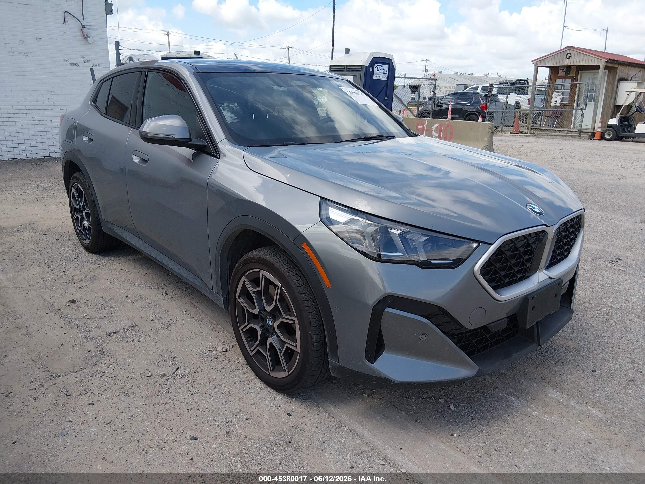 2026 BMW X2 xDrive28i, VIN WBX63GM04T5401159 — Бок