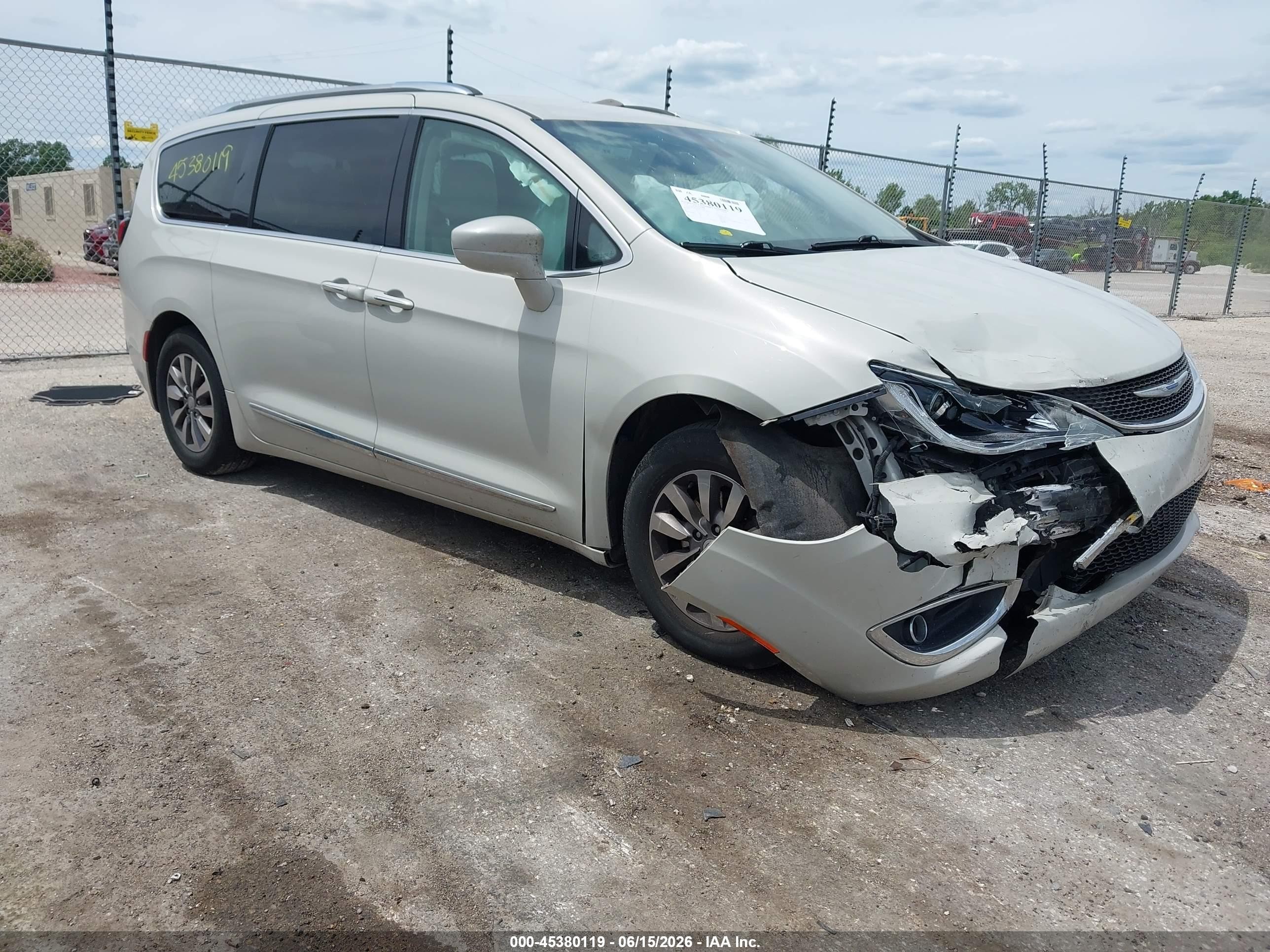 2019 Chrysler Pacifica Touring L Plus, VIN 2C4RC1EG7KR673659 — Перед