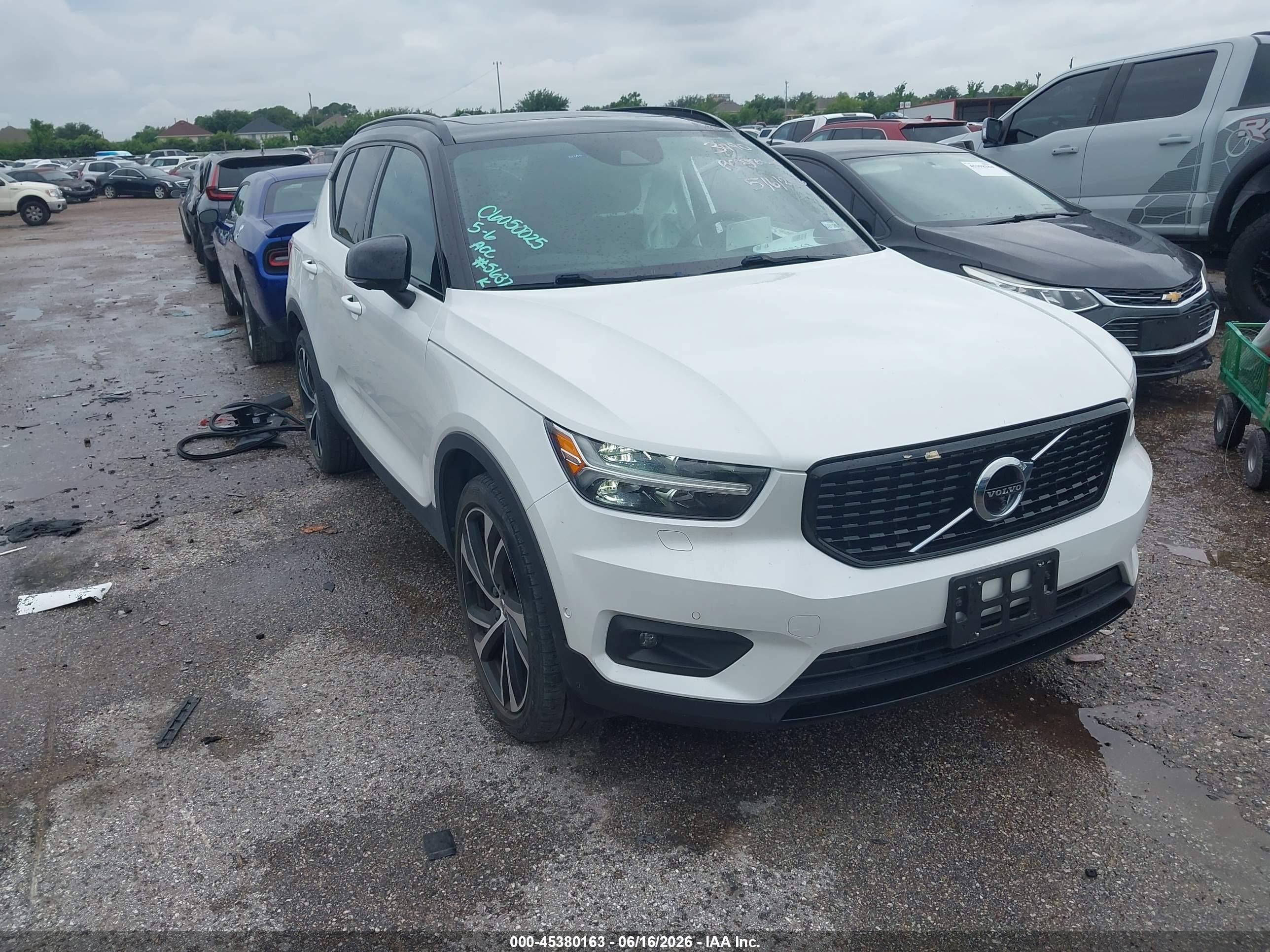 2022 Volvo XC40 R-Design, VIN YV4162UM4N2725637 — Side