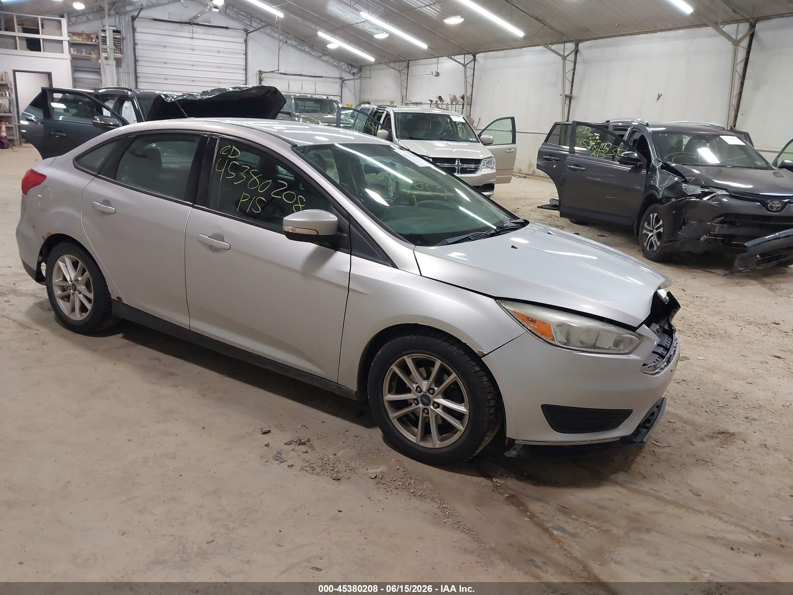 2015 Ford Focus SE, VIN 1FADP3F21FL270486 — Front end