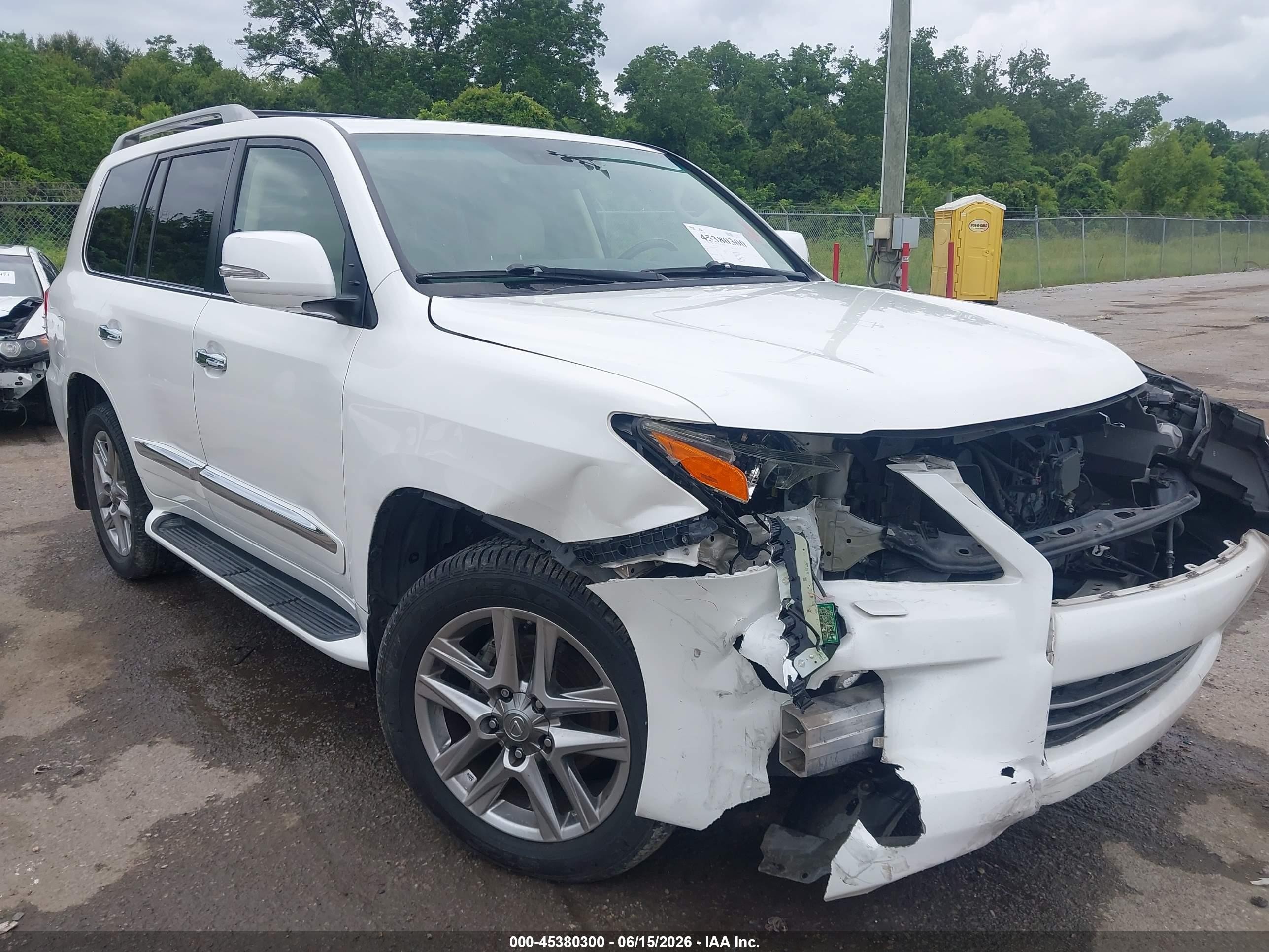 2015 Lexus LX 570, VIN JTJHY7AX8F4164403 — Front end