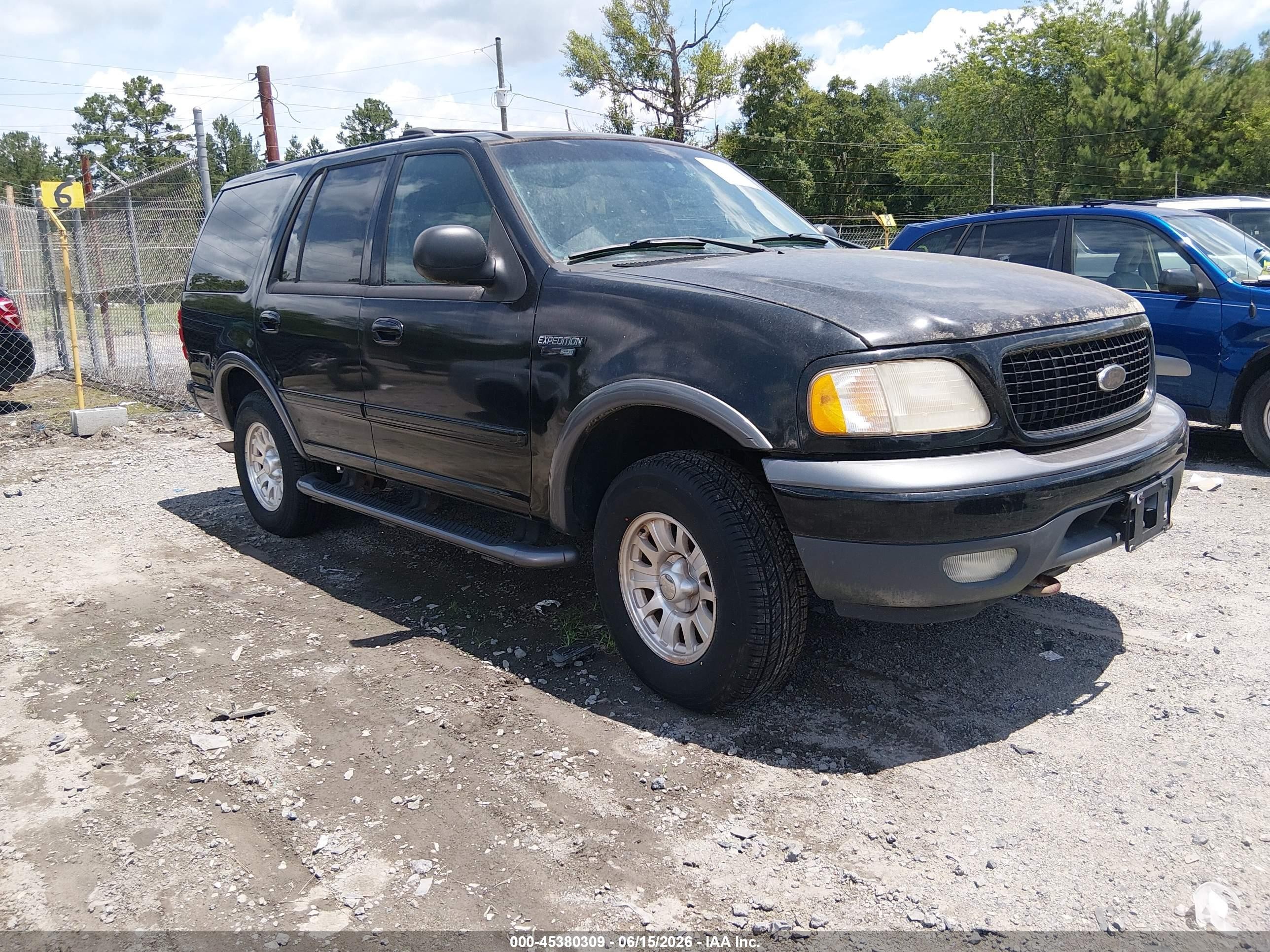 2001 Ford Expedition XLT, VIN 1FMPU16L51LA36904 — Перед
