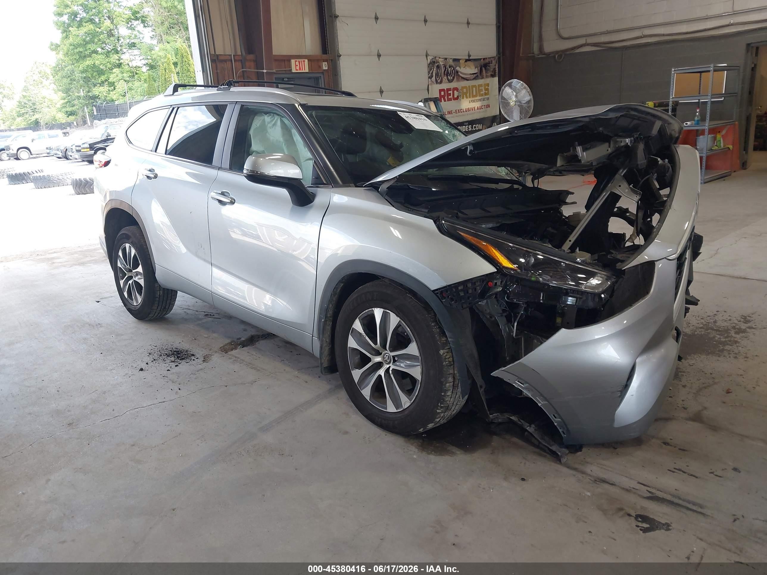 2023 Toyota Highlander XLE, VIN 5TDKDRAH4PS036190 — Side