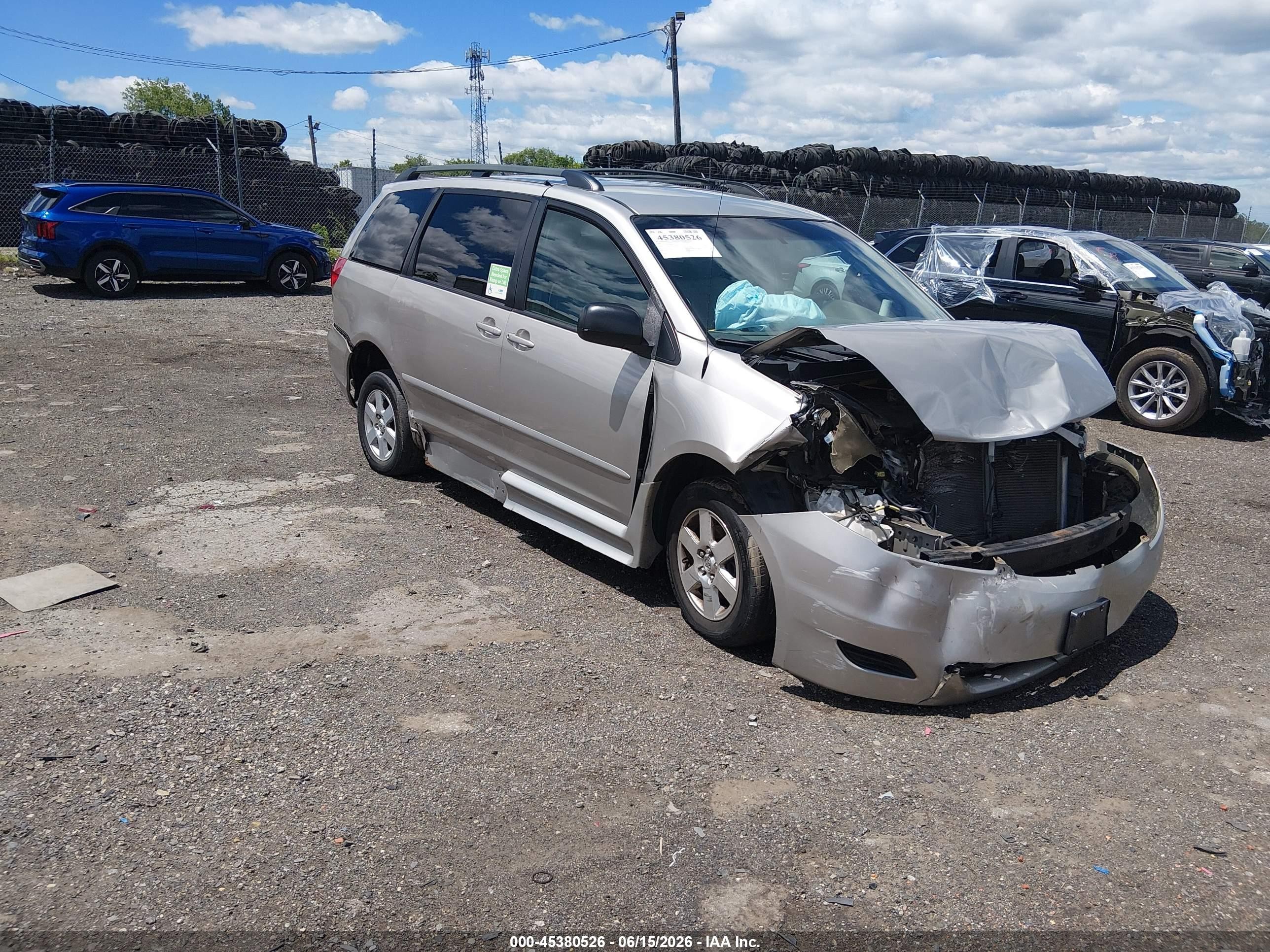2007 Toyota Sienna LE, VIN 5TDZK23C57S005673 — Front end