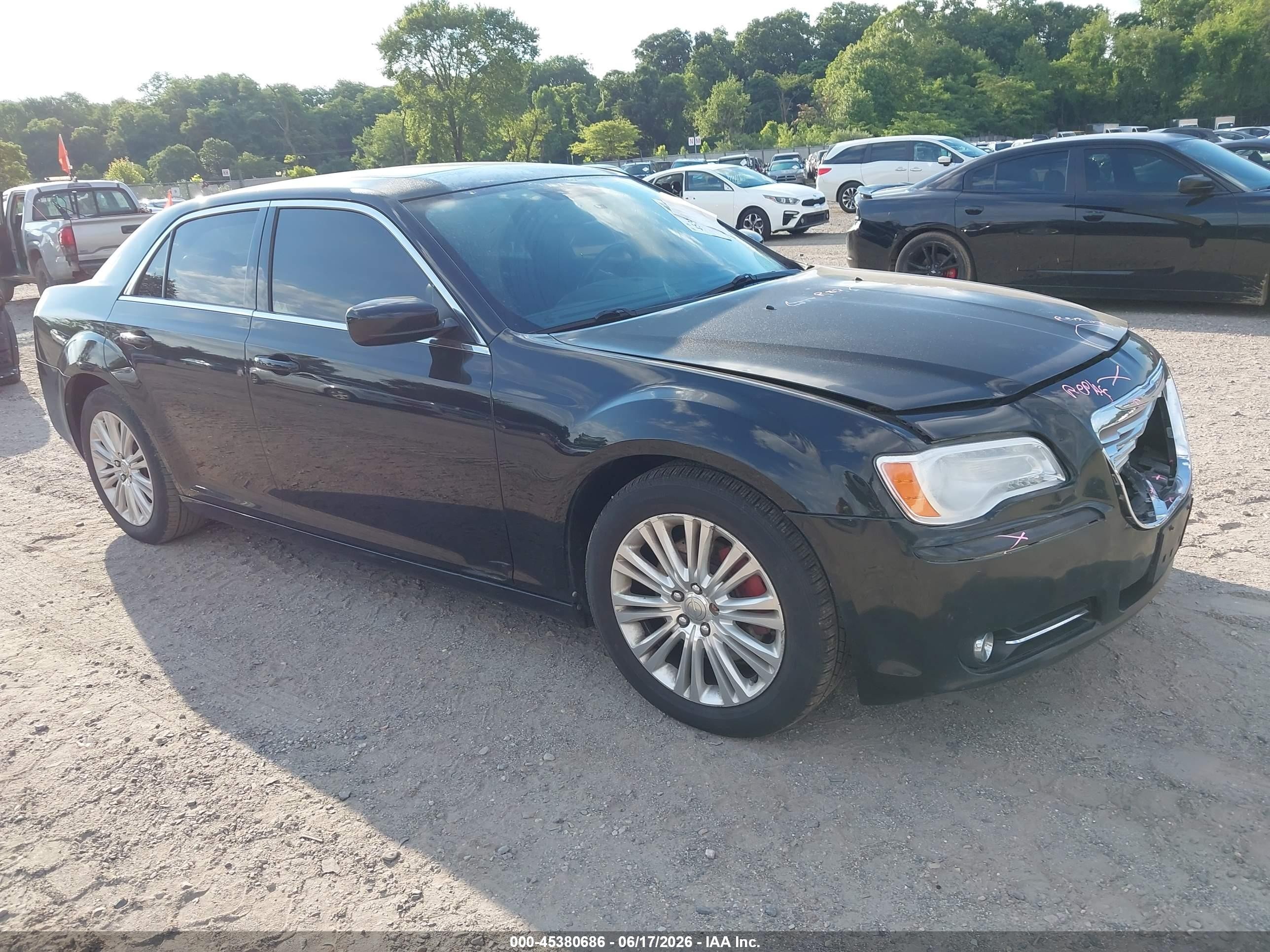 2013 Chrysler 300, VIN 2C3CCARG4DH528088 — Перед