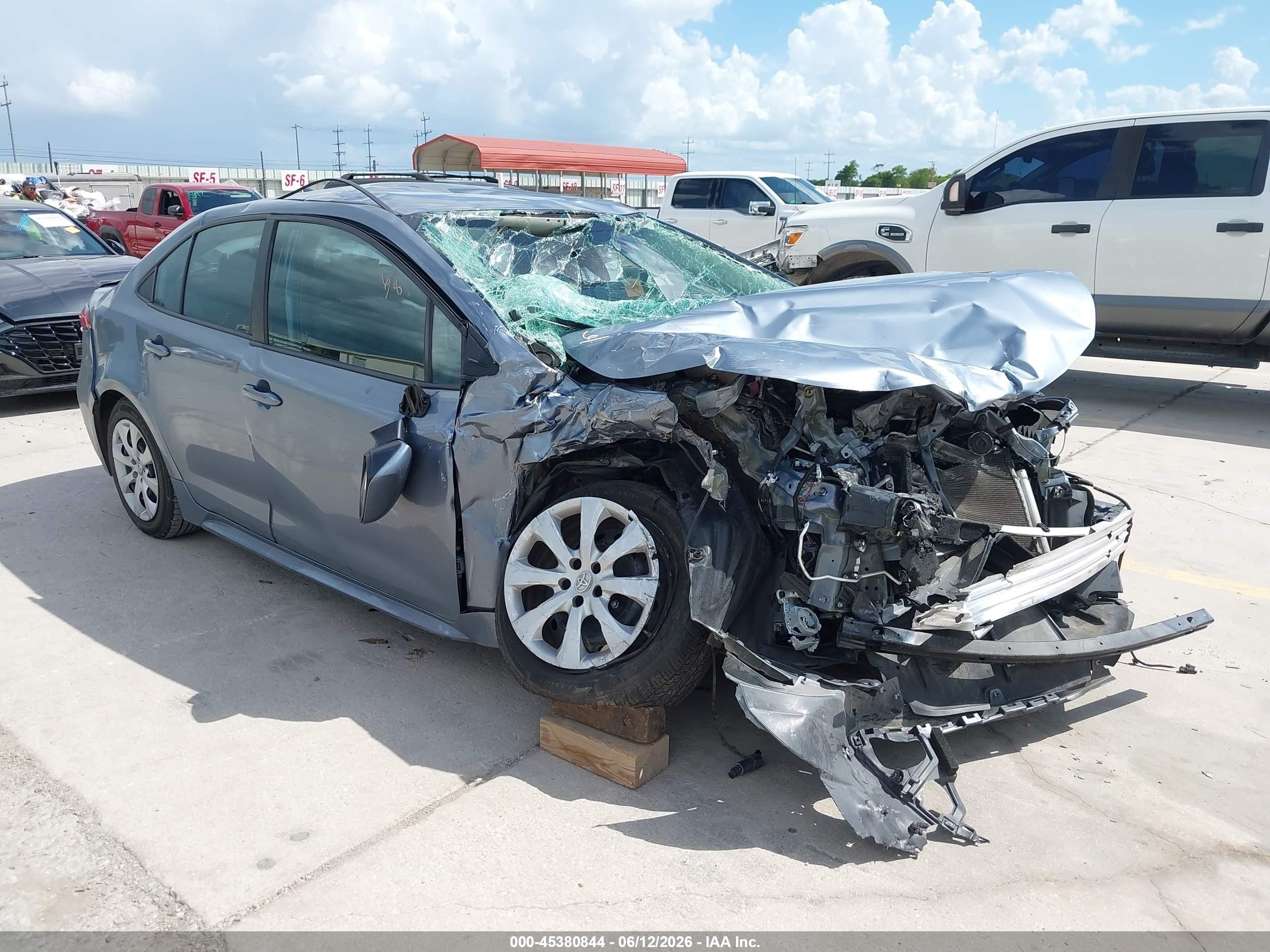 2022 Toyota Corolla LE, VIN 5YFEPMAE2NP368390 — Front end