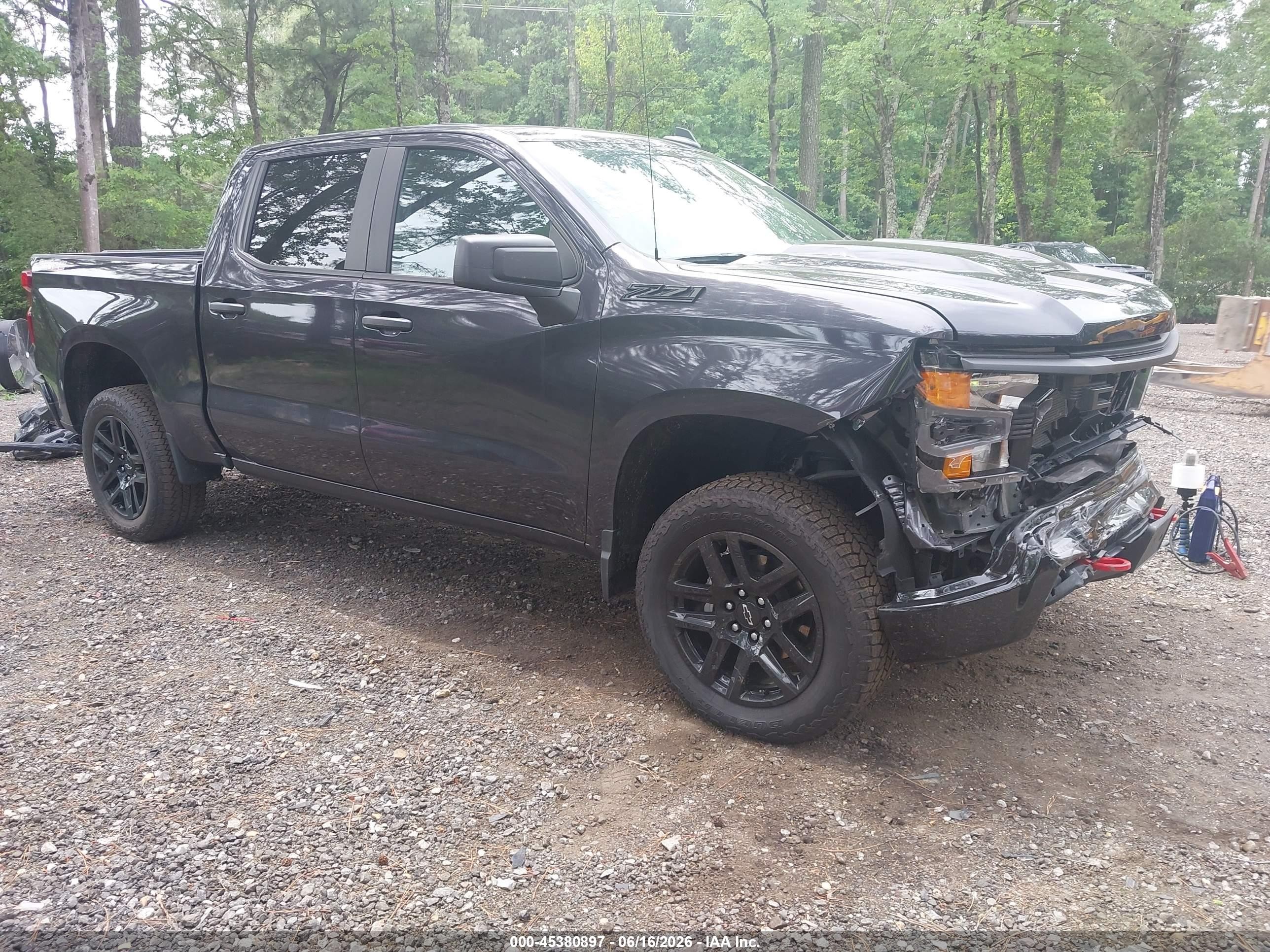 2024 Chevrolet Silverado 1500 Custom Trail Boss, VIN 3GCUDCEDXRG292929 — Перед