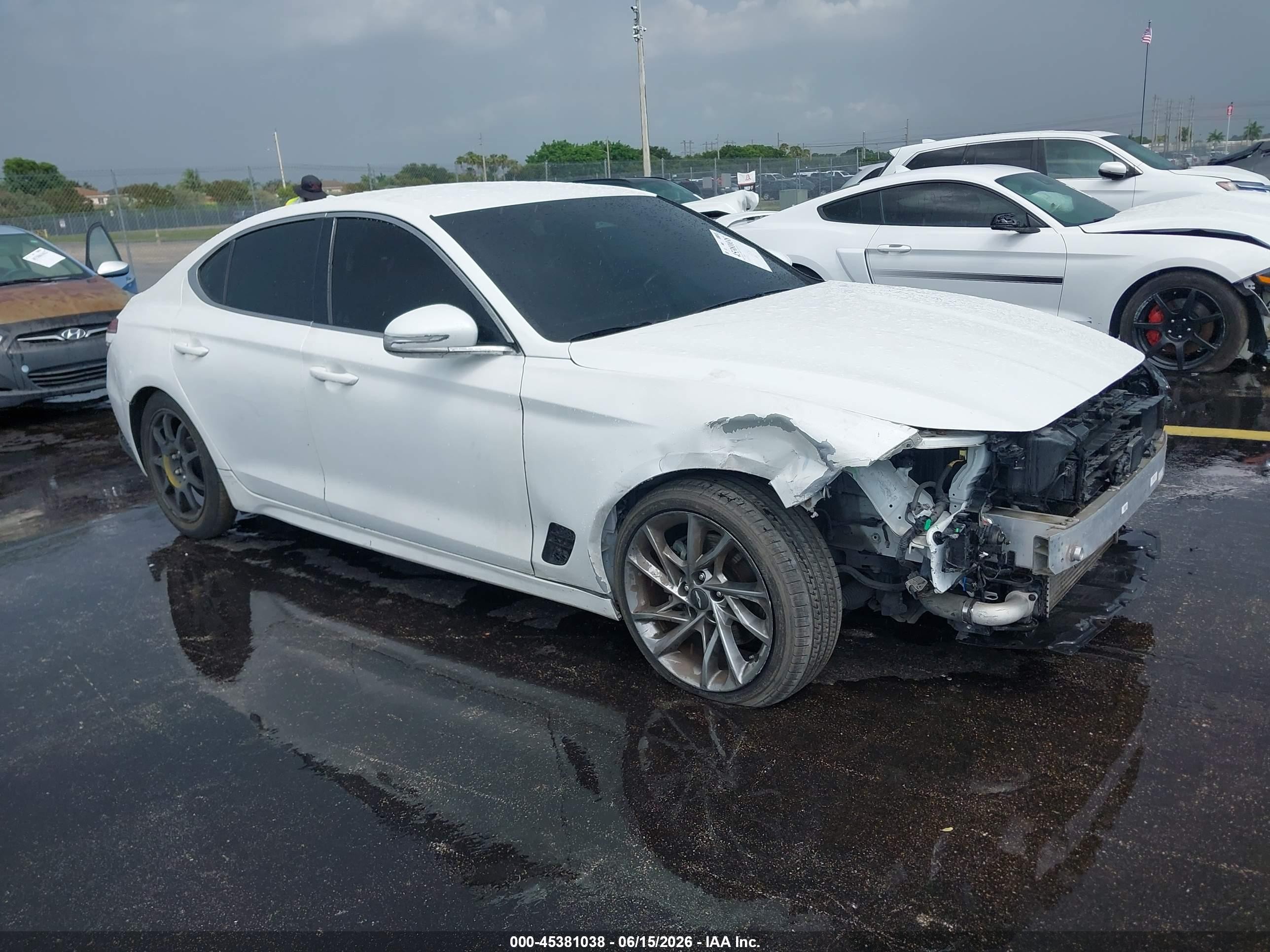 2022 Genesis G70 2.0T, VIN KMTG34TA8NU093305 — Бок