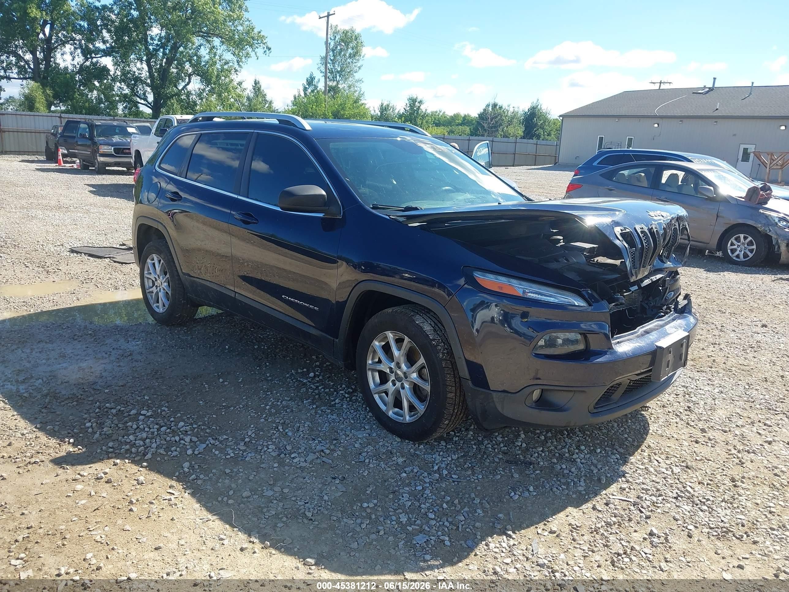 2015 Jeep Cherokee Latitude, VIN 1C4PJLCB0FW683639 — Перед