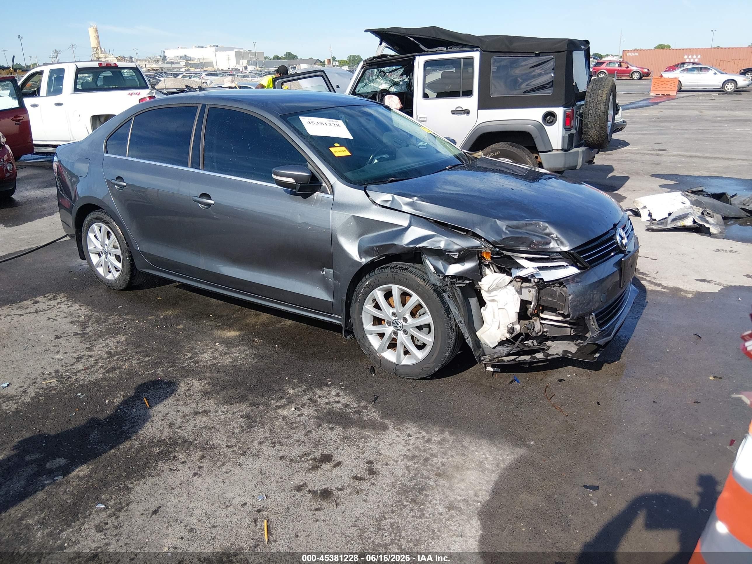 2014 Volkswagen Jetta SE, VIN 3VWD17AJ6EM256157 — Front end