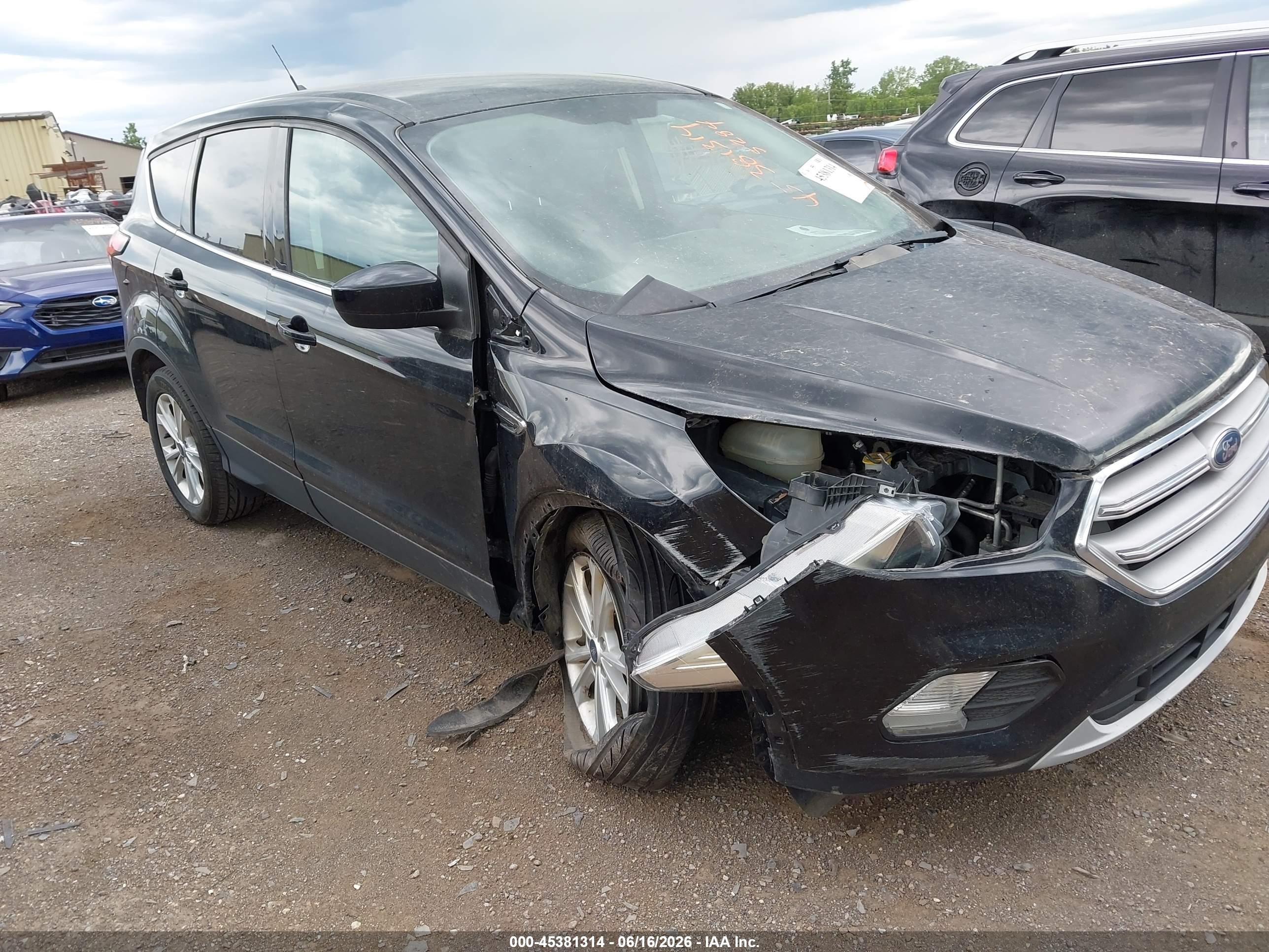 2019 Ford Escape SE, VIN 1FMCU9GD4KUB55284 — Перед