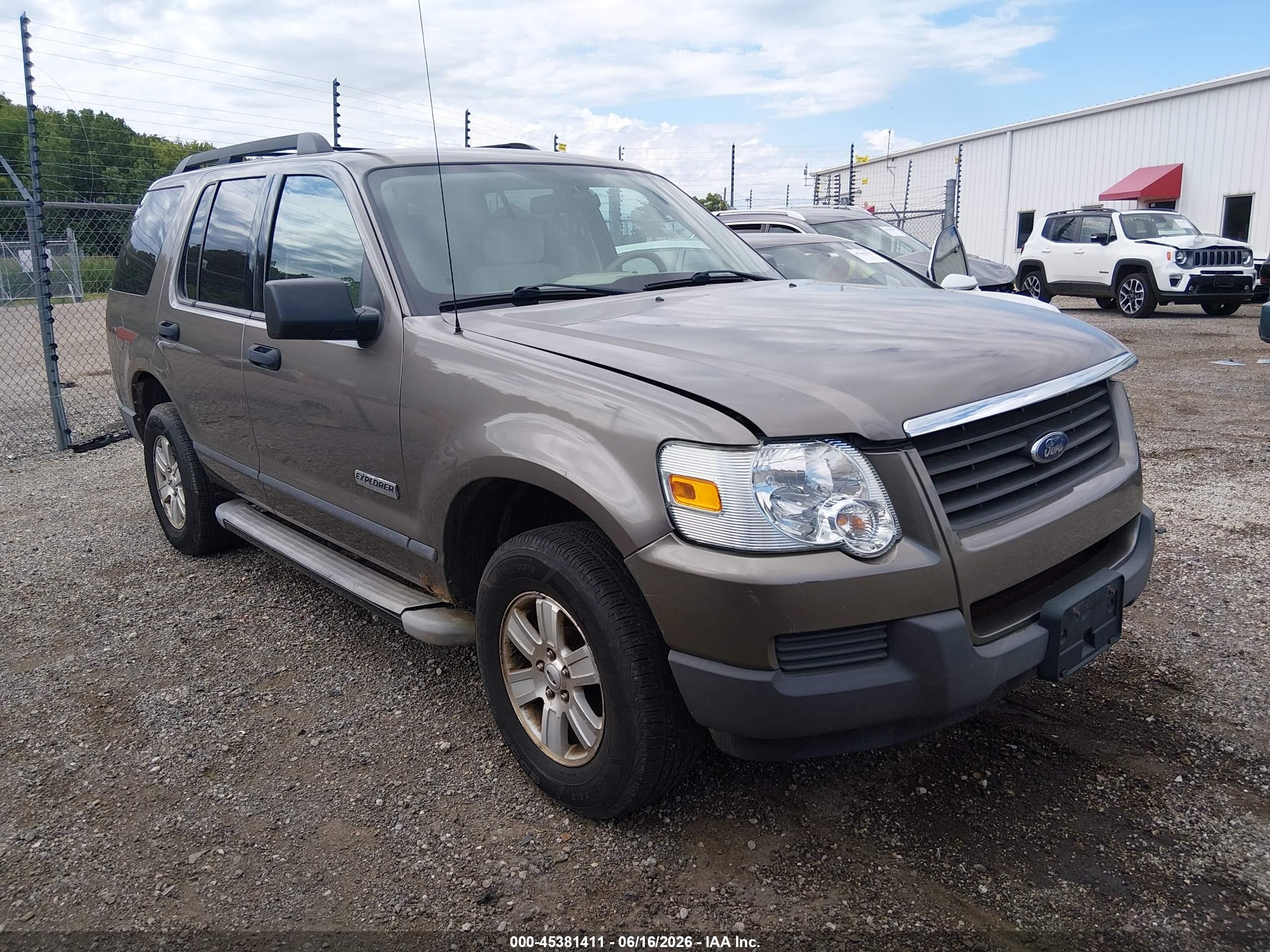 2006 Ford Explorer XLS, VIN 1FMEU72E46UA32054 — Front end