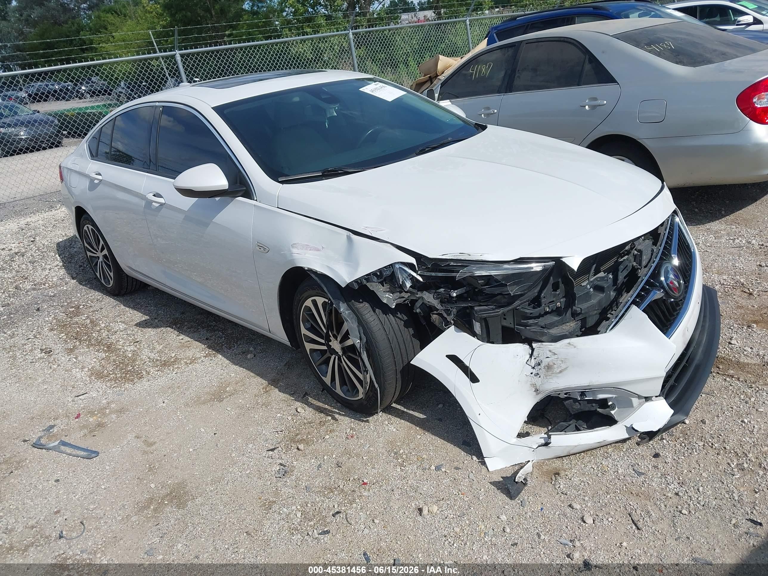 2018 Buick Regal Essence, VIN W04GP6SX5J1065780 — Front end