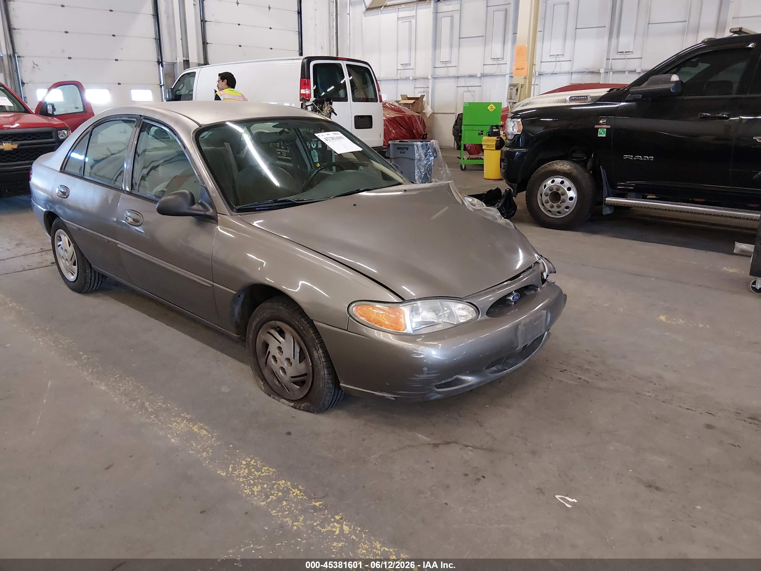 2001 Ford Escort Fleet, VIN 3FAFP13P31R197225 — Front end