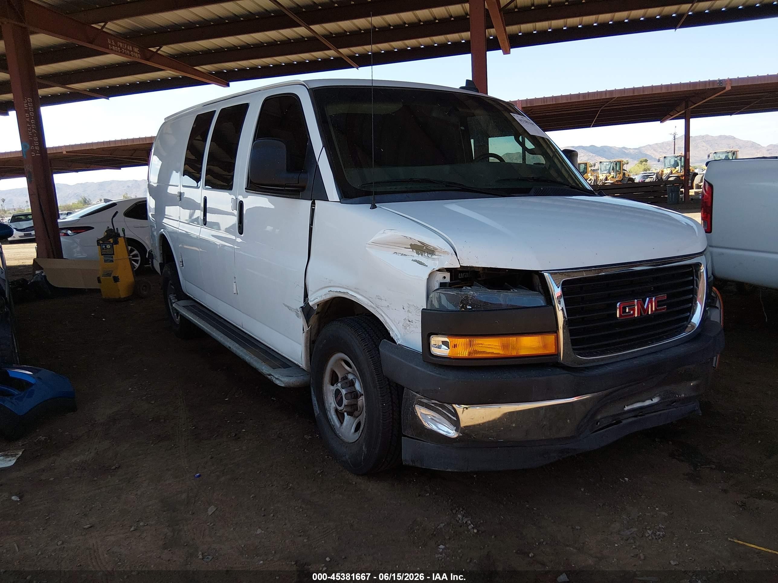 2022 GMC Savana Cargo, VIN 1GTW7AFP7N1156330 — Front end