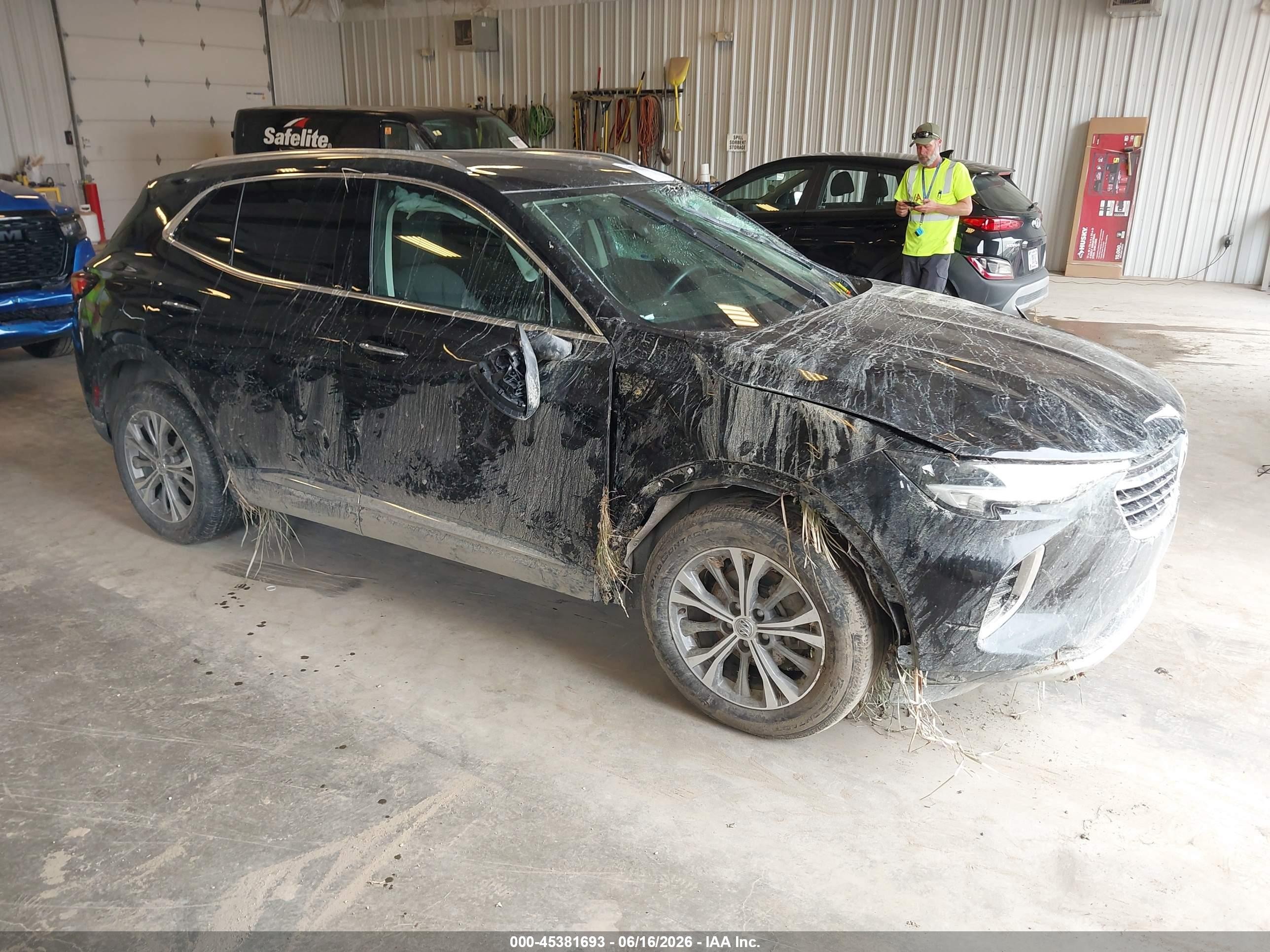 2022 Buick Envision Preferred, VIN LRBAZLR4XND141528 — Бок