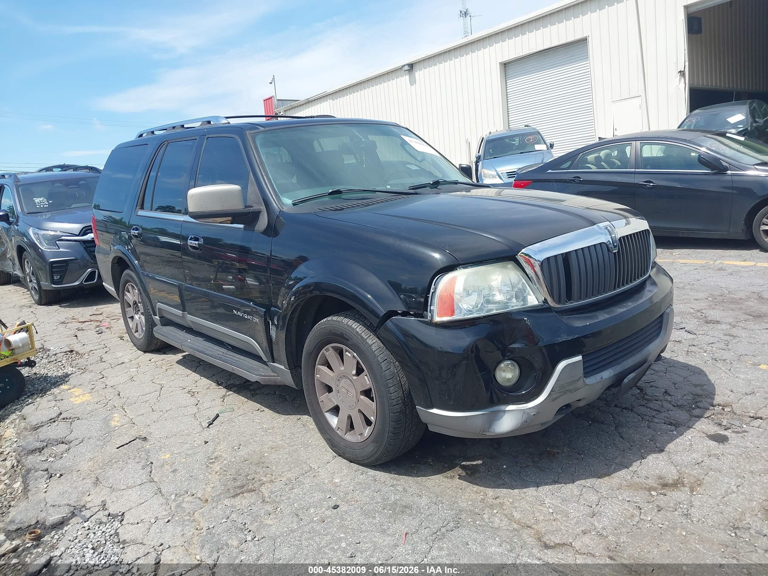 2004 Lincoln Navigator Luxury, VIN 5LMFU28R44LJ25948 — Front end