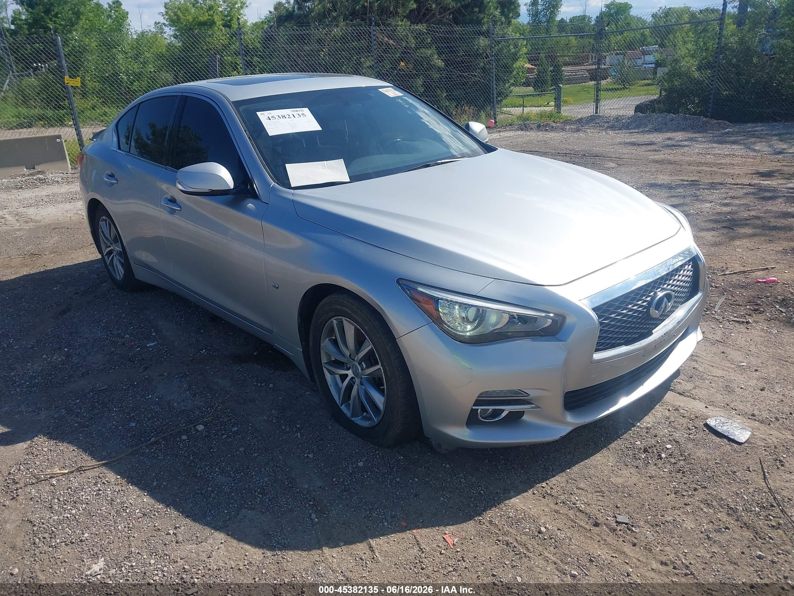 2015 Infiniti Q50 Premium, VIN JN1BV7AR5FM411365 — Side