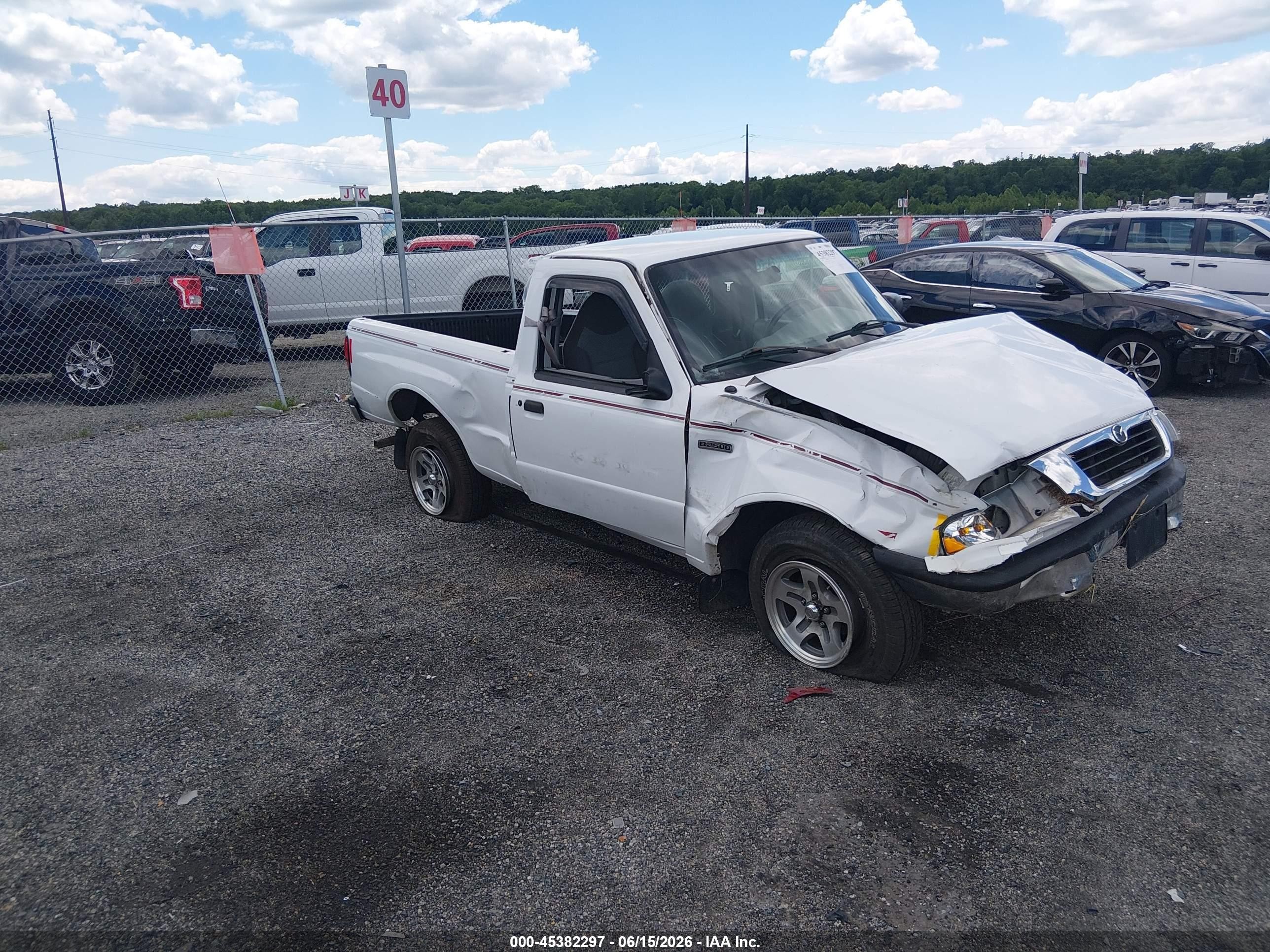 2000 Mazda B-Series SX, VIN 4F4YR12CXYTM23532 — Front end