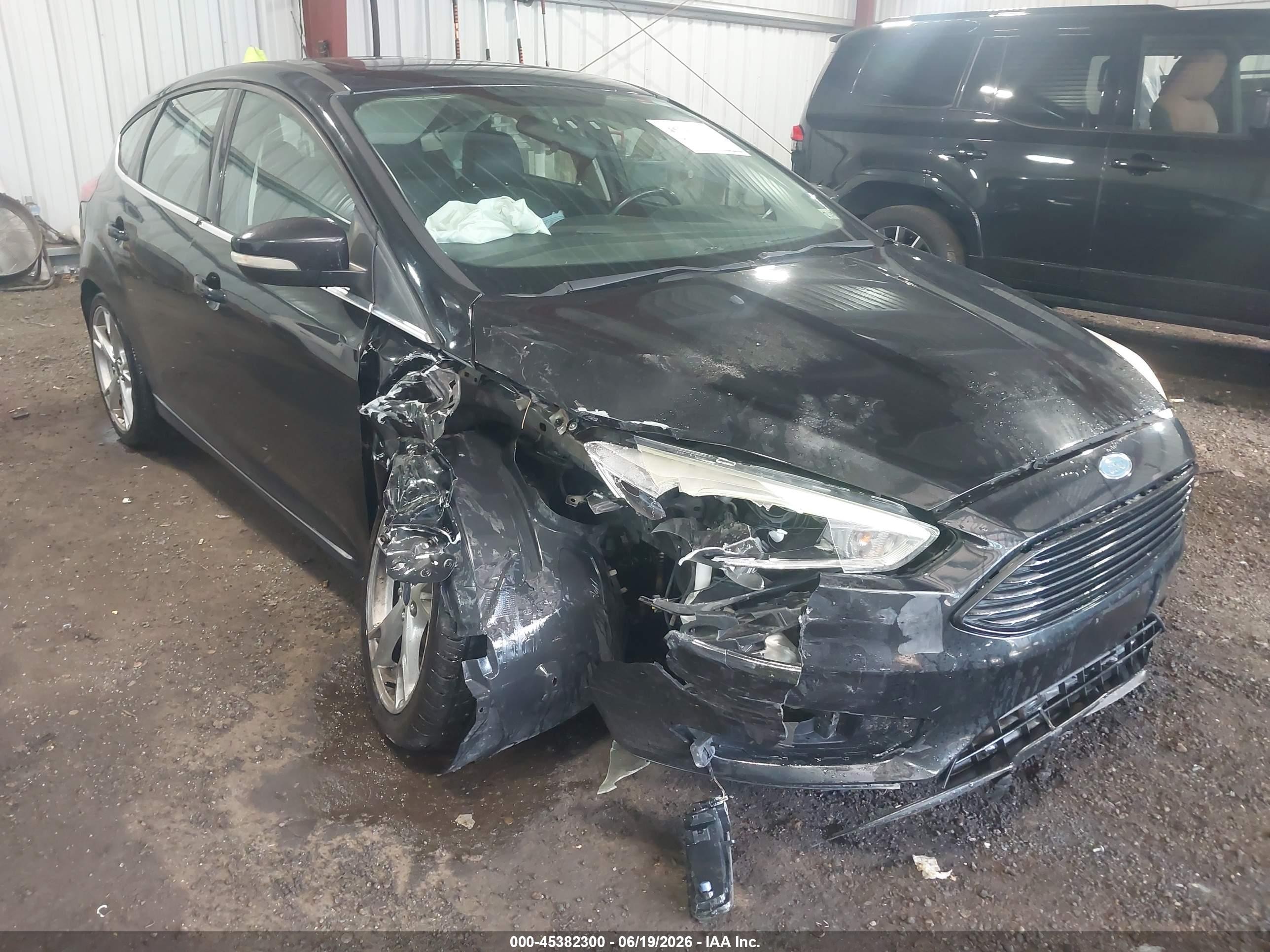 2015 Ford Focus Titanium, VIN 1FADP3N29FL304904 — Side