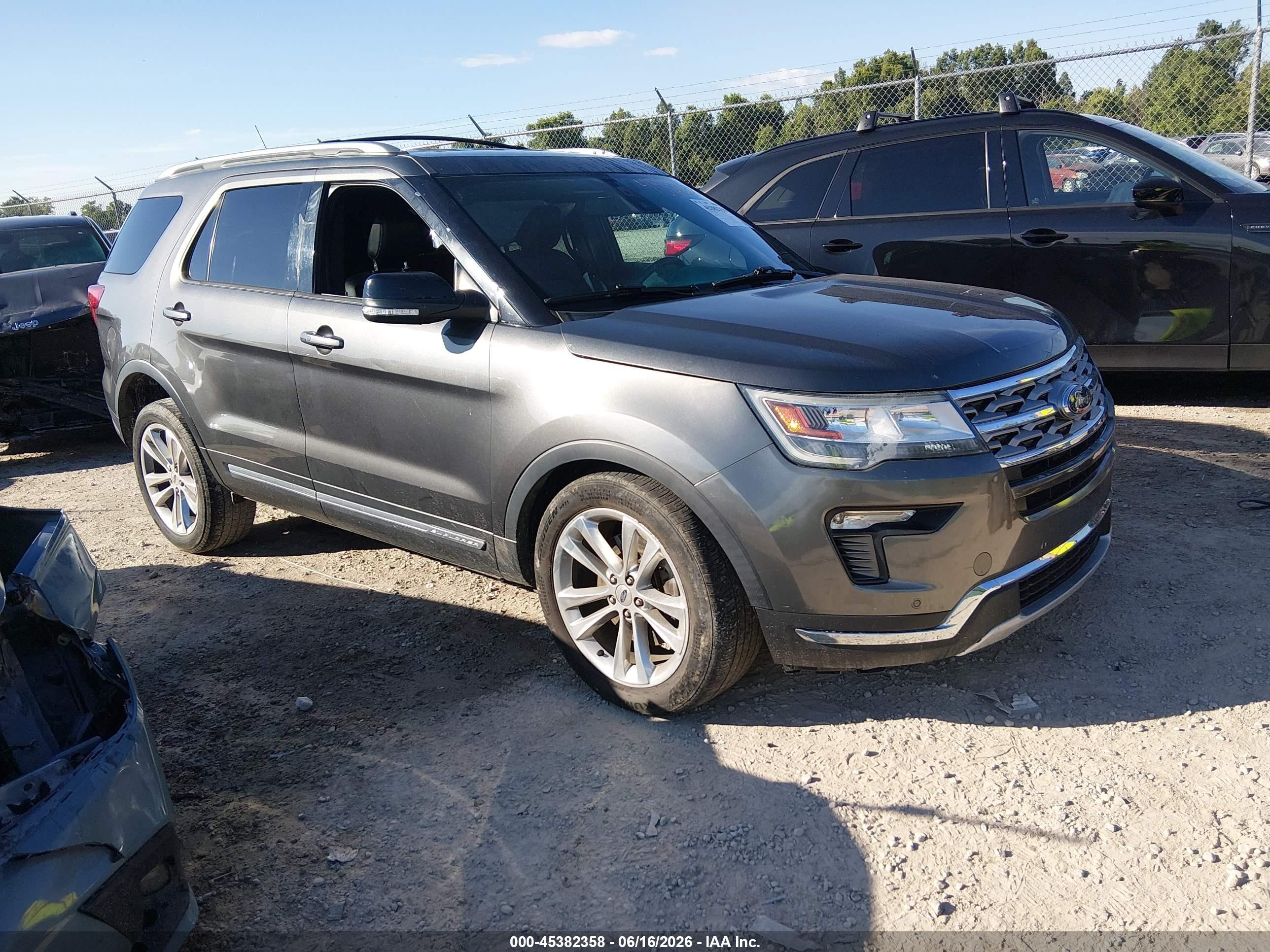2018 Ford Explorer XLT, VIN 1FM5K8D84JGB51720 — Front end