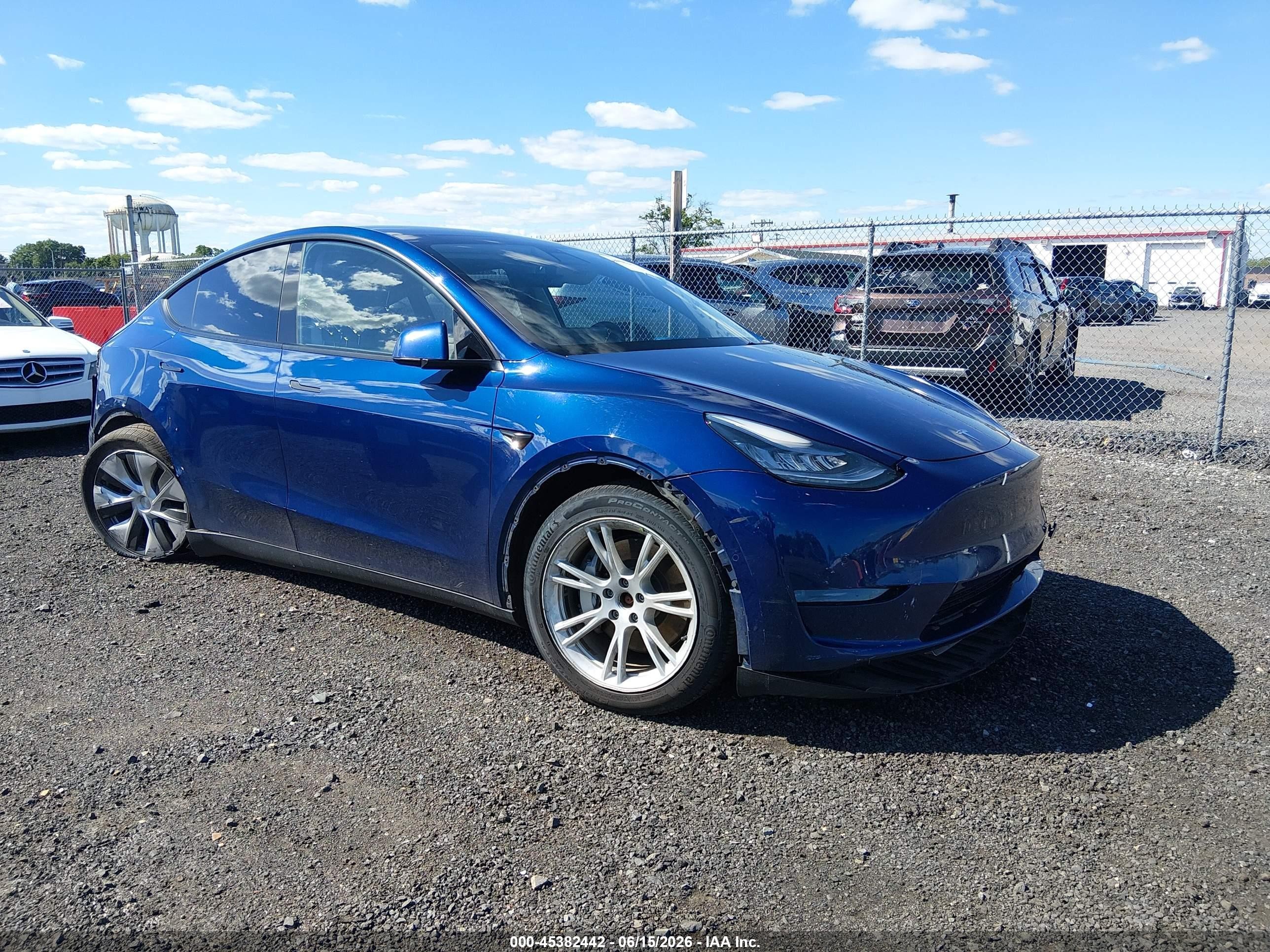 2021 Tesla Model Y Long Range, VIN 5YJYGDEE8MF094209 — Side