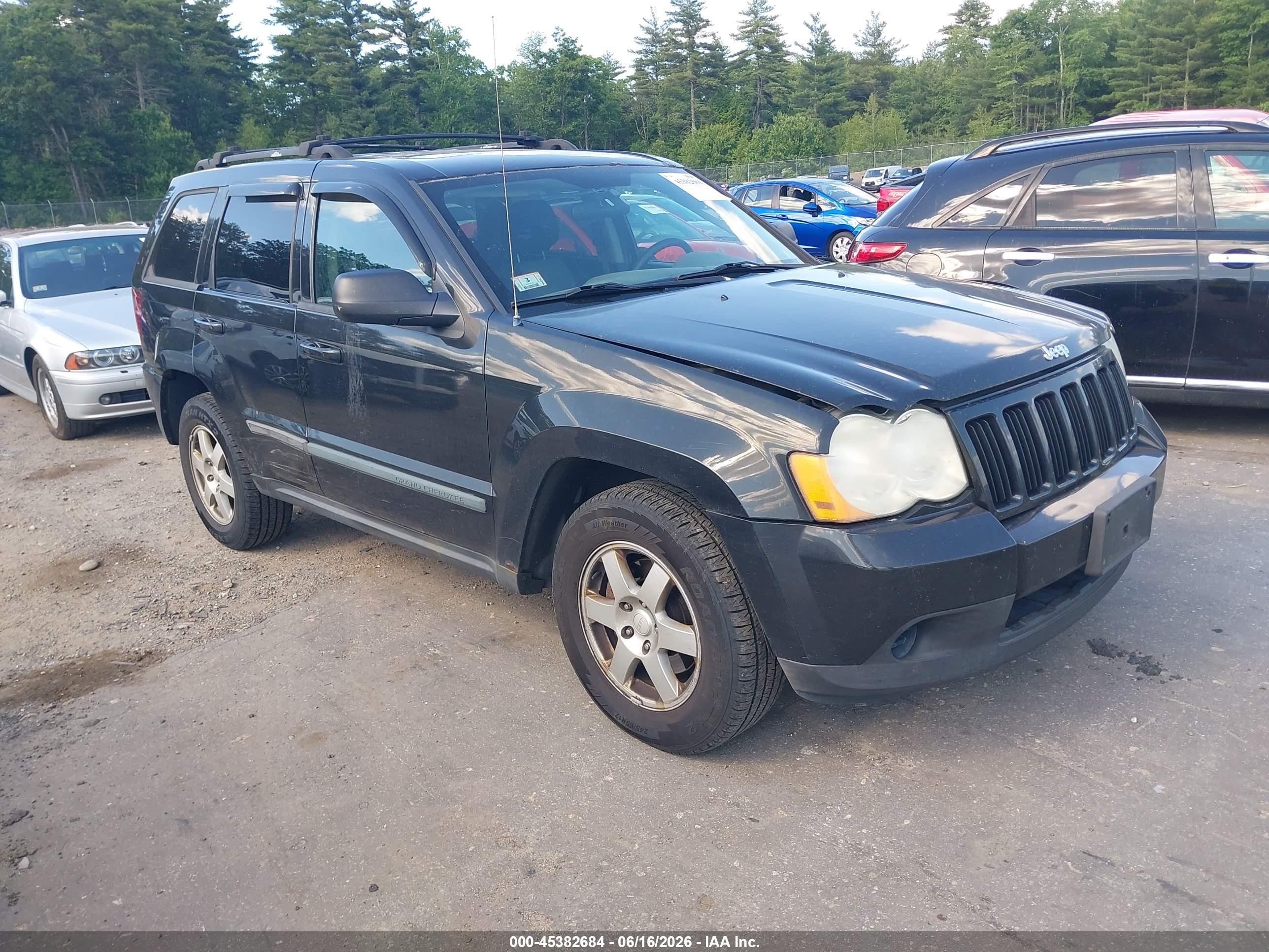 2009 Jeep Grand Cherokee Laredo, VIN 1J8GR48K39C526452 — Side