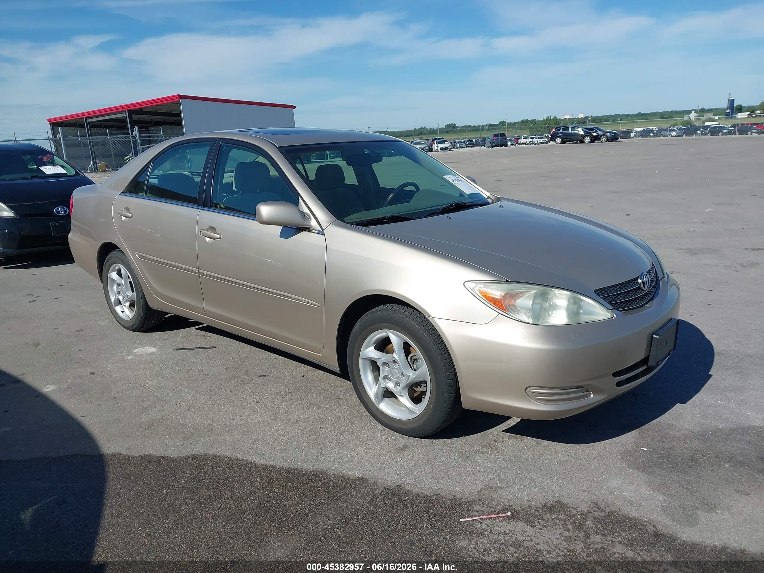 2002 Toyota Camry XLE, VIN 4T1BE30KX2U633156 — Side