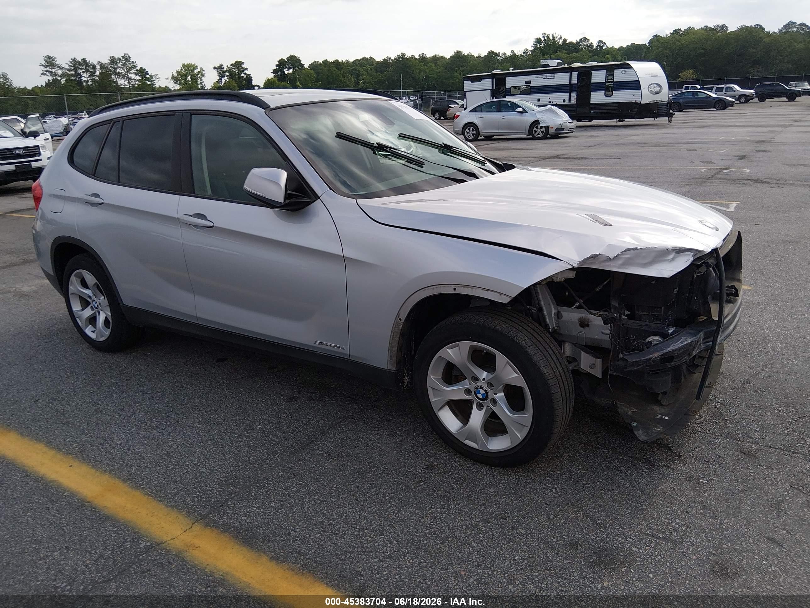 2015 BMW X1 sDrive28i, VIN WBAVM1C54FVW57738 — Front end