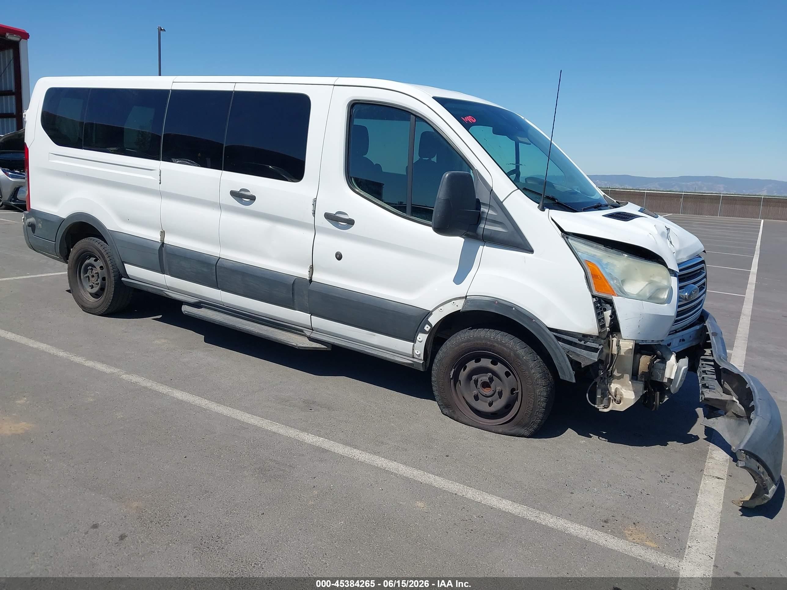 2015 Ford Transit XLT, VIN 1FBZX2ZMXFKA88156 — Перед