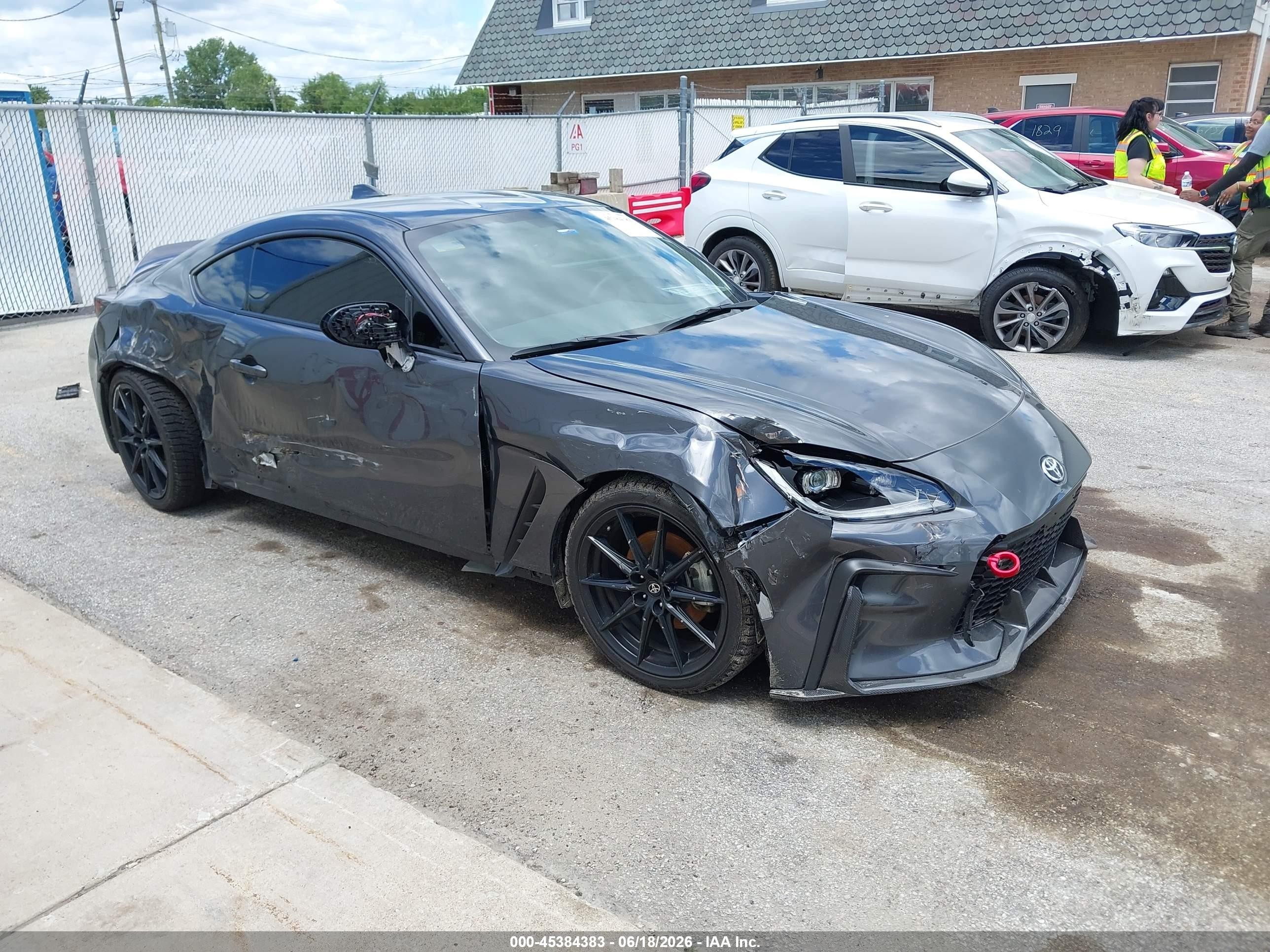 2025 Toyota 86 Premium, VIN JF1ZNBE17S9750750 — Бок
