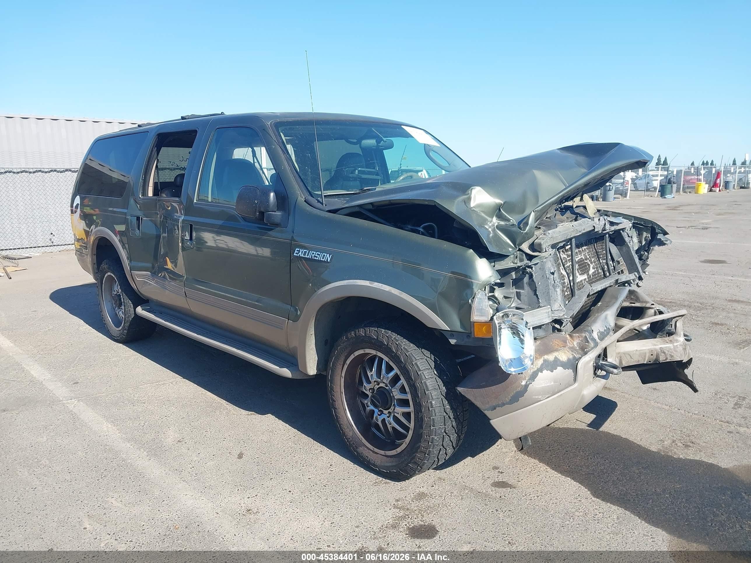 2003 Ford Excursion Eddie Bauer, VIN 1FMSU45P83EC08267 — Front end